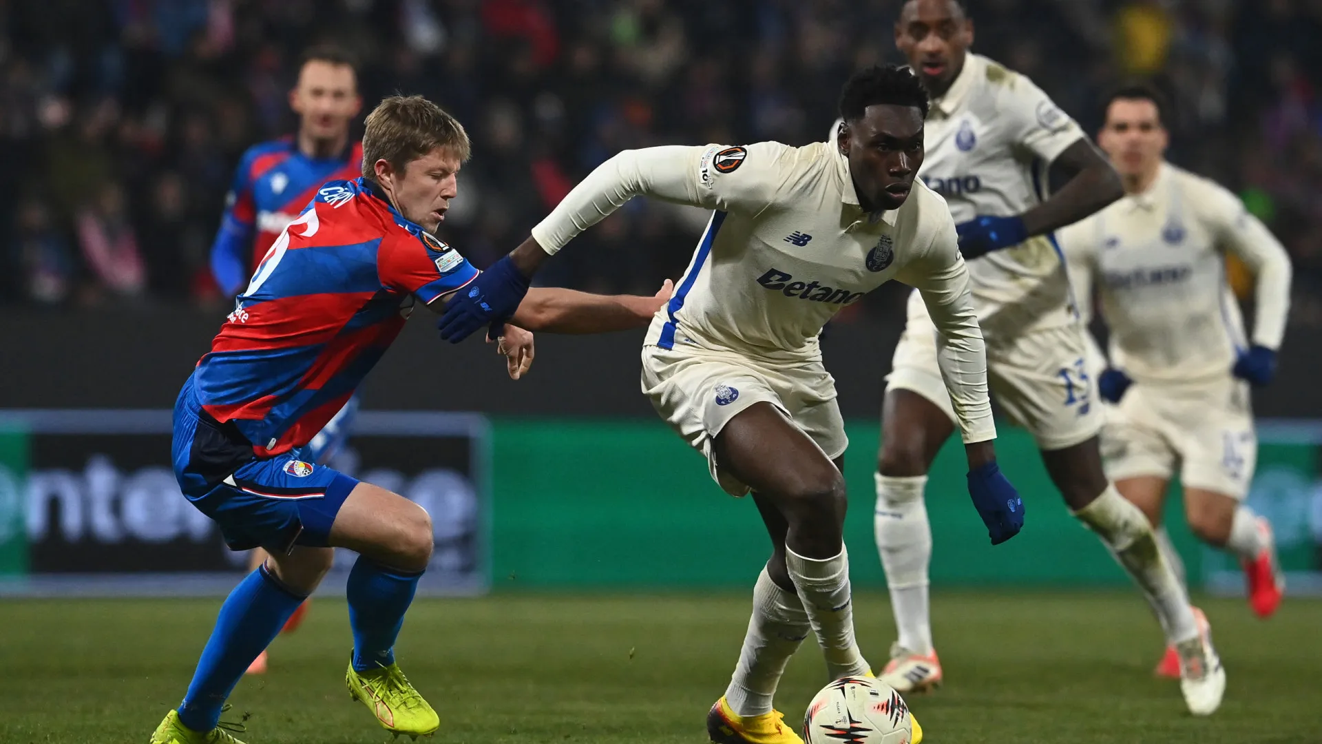 
                    FC Porto 'congela' em Plzen, mas 'arma secreta' salva ponto importante
                