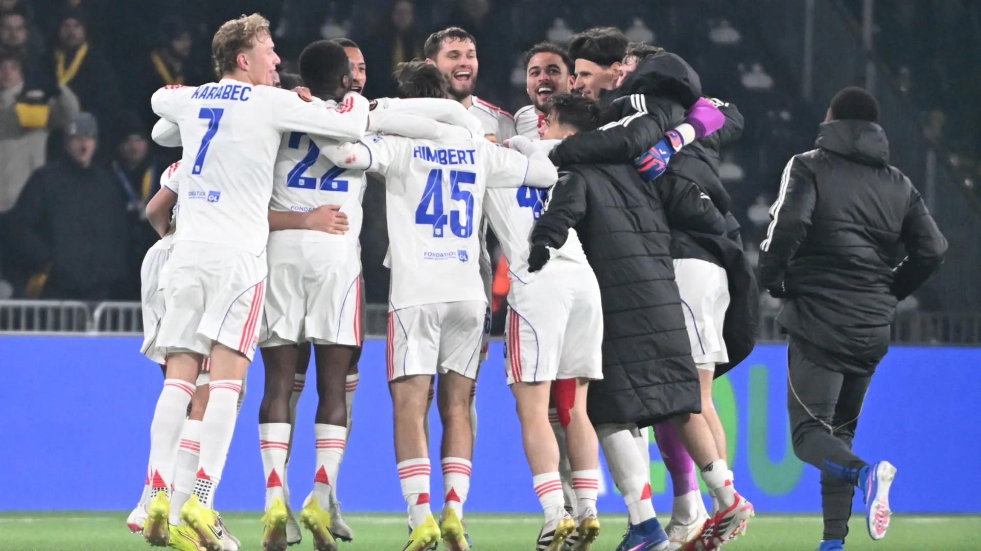 
                    Lyon, de Paulo Fonseca, e Aston Villa rumam aos 'oitavos' da Liga Europa
                