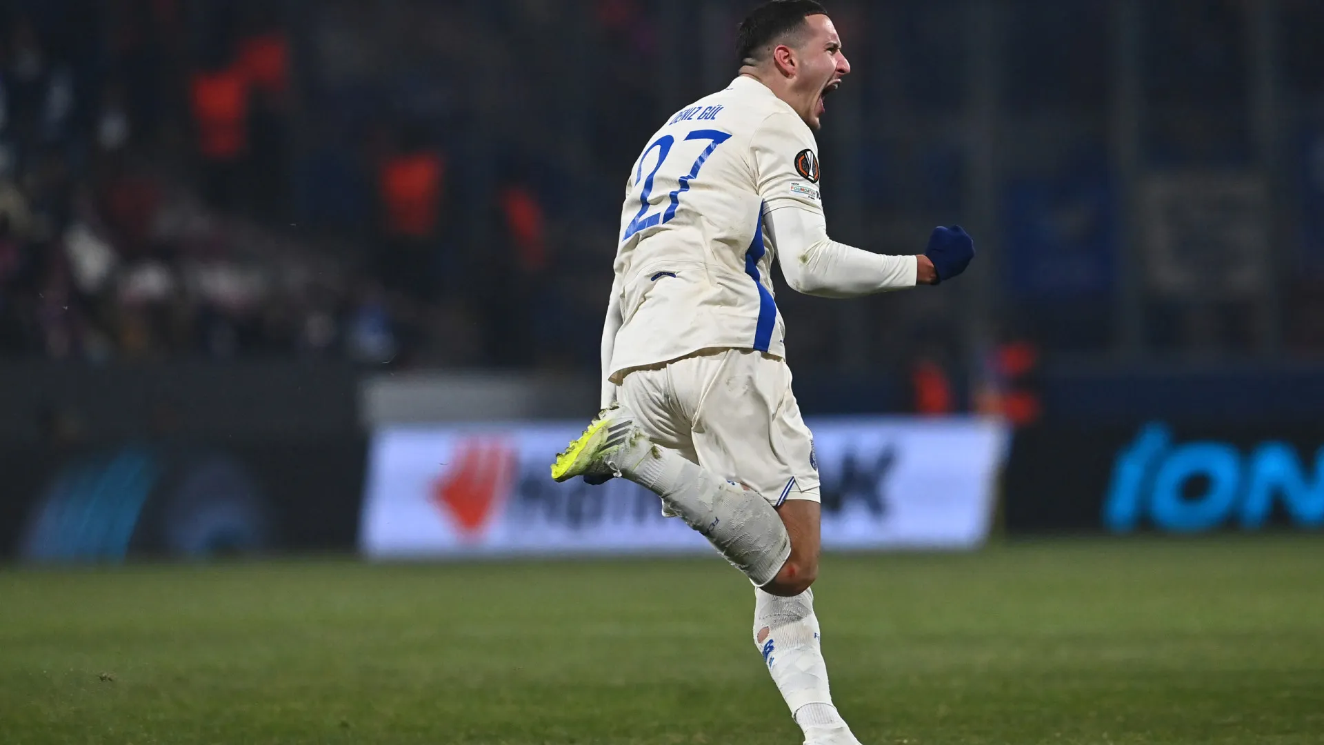 
                    Uma parede derrubada por míssil de um FC Porto com Gul(a) europeia
                