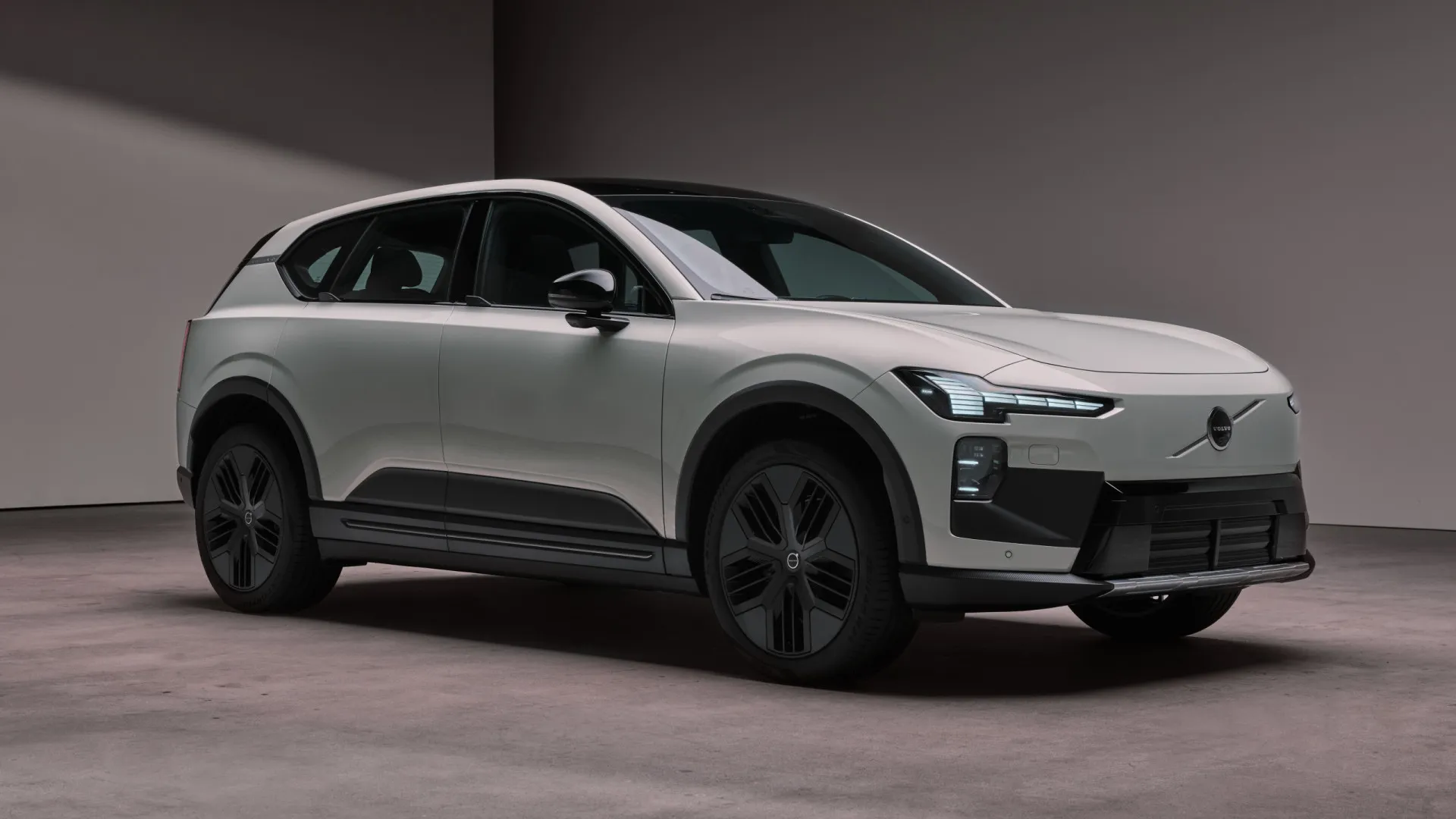 
                    Volvo EX60 também tem versão Cross Country. Conheça-a
                