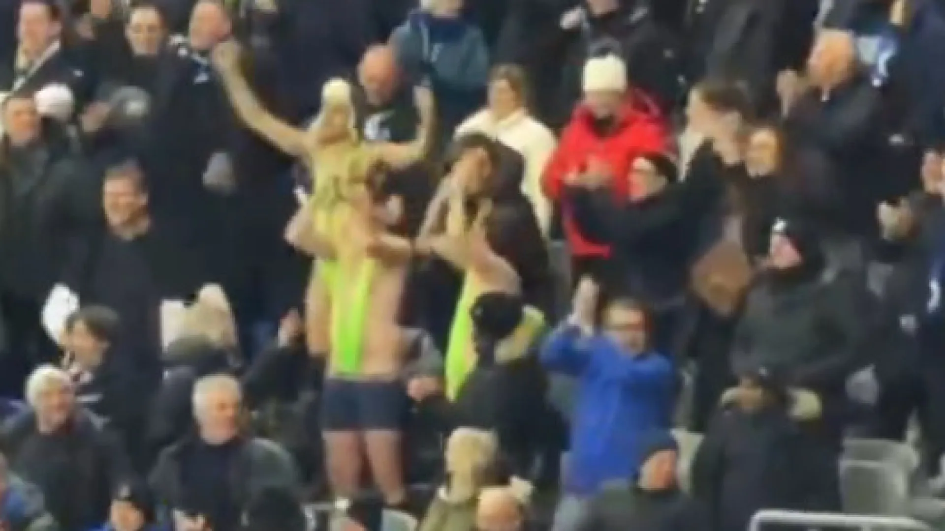 
                    Ver para crer. Vestem-se de Borat na Champions e acabam na prisão
                