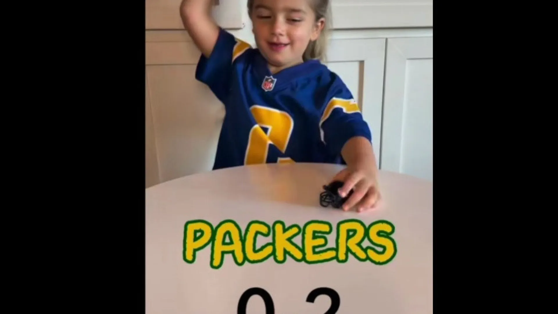 
                    Menina que fez furor por adivinhar resultados de futebol é agora ameaçada
                