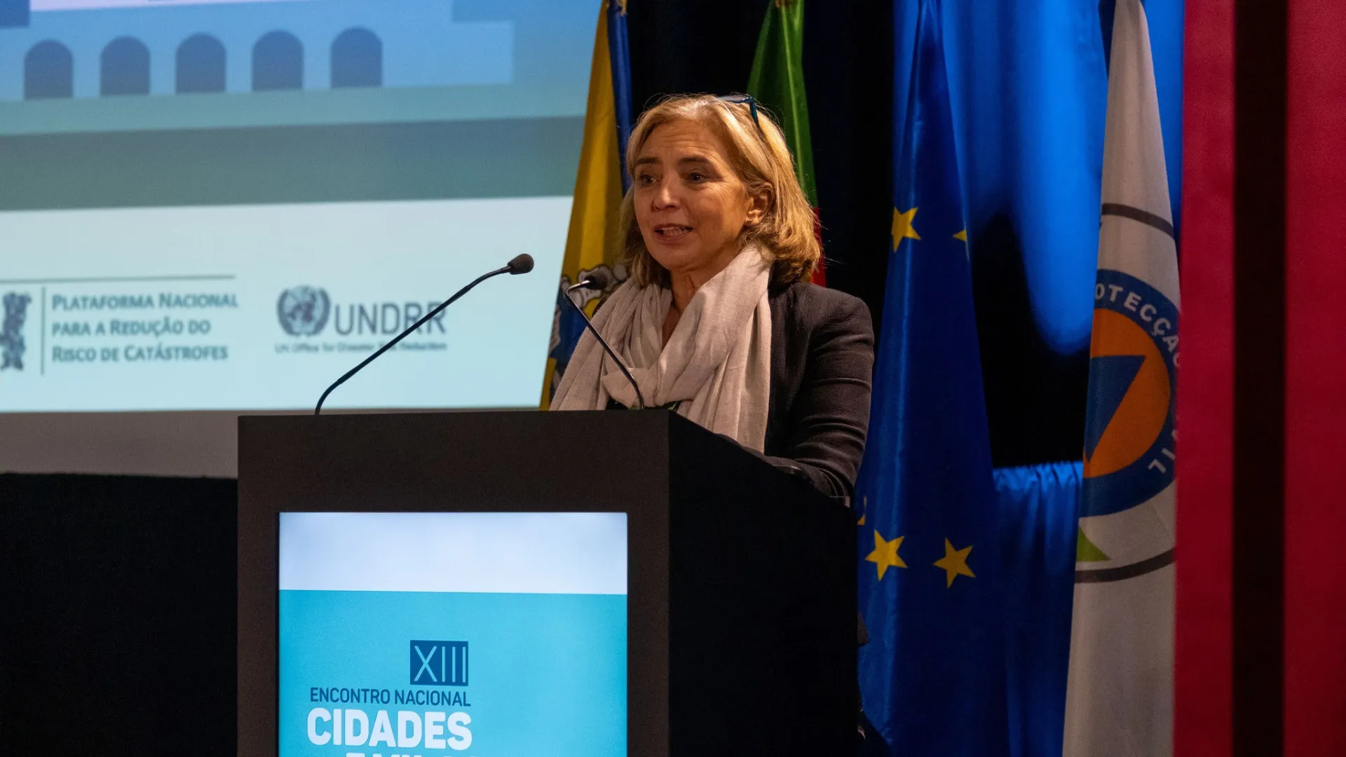 
                    Presidente da Câmara de Almada nega invasão de escola por homens armados
                