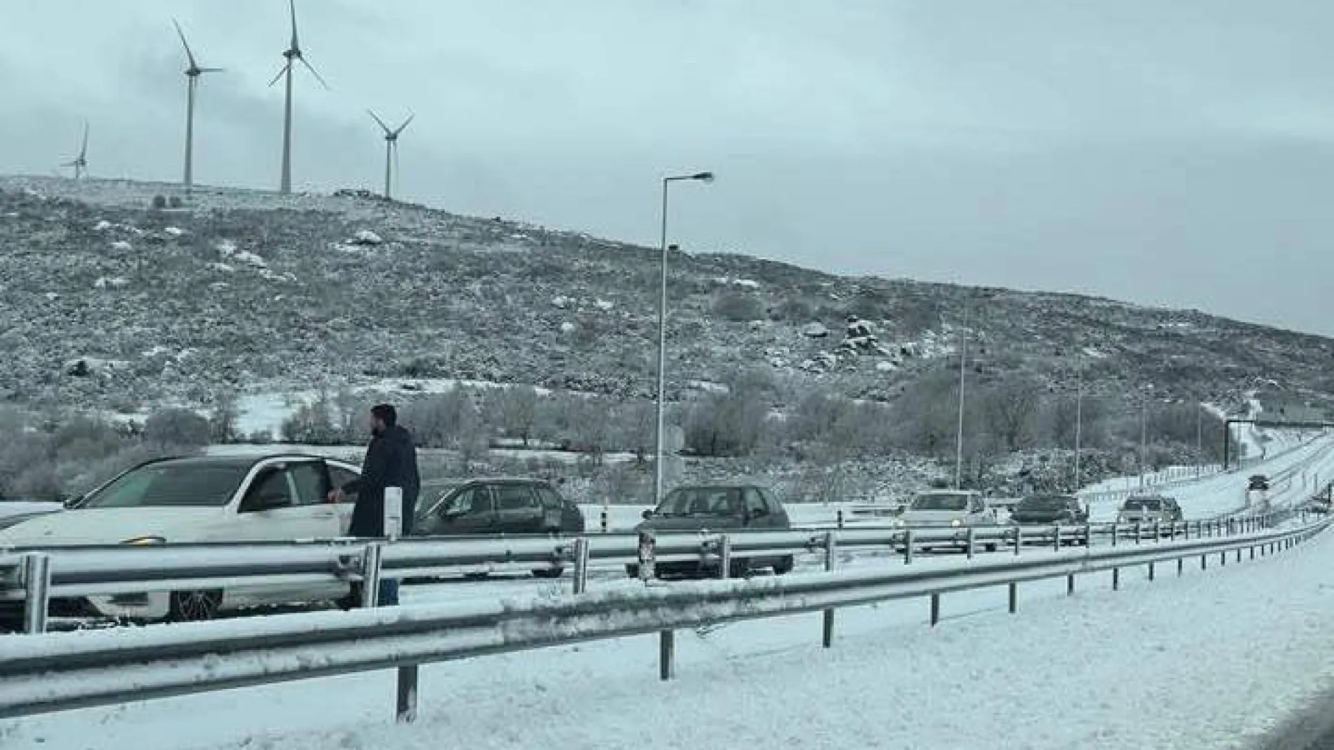 
                    Neve, vento e chuva. As imagens da passagem da depressão Ingrid por cá
                