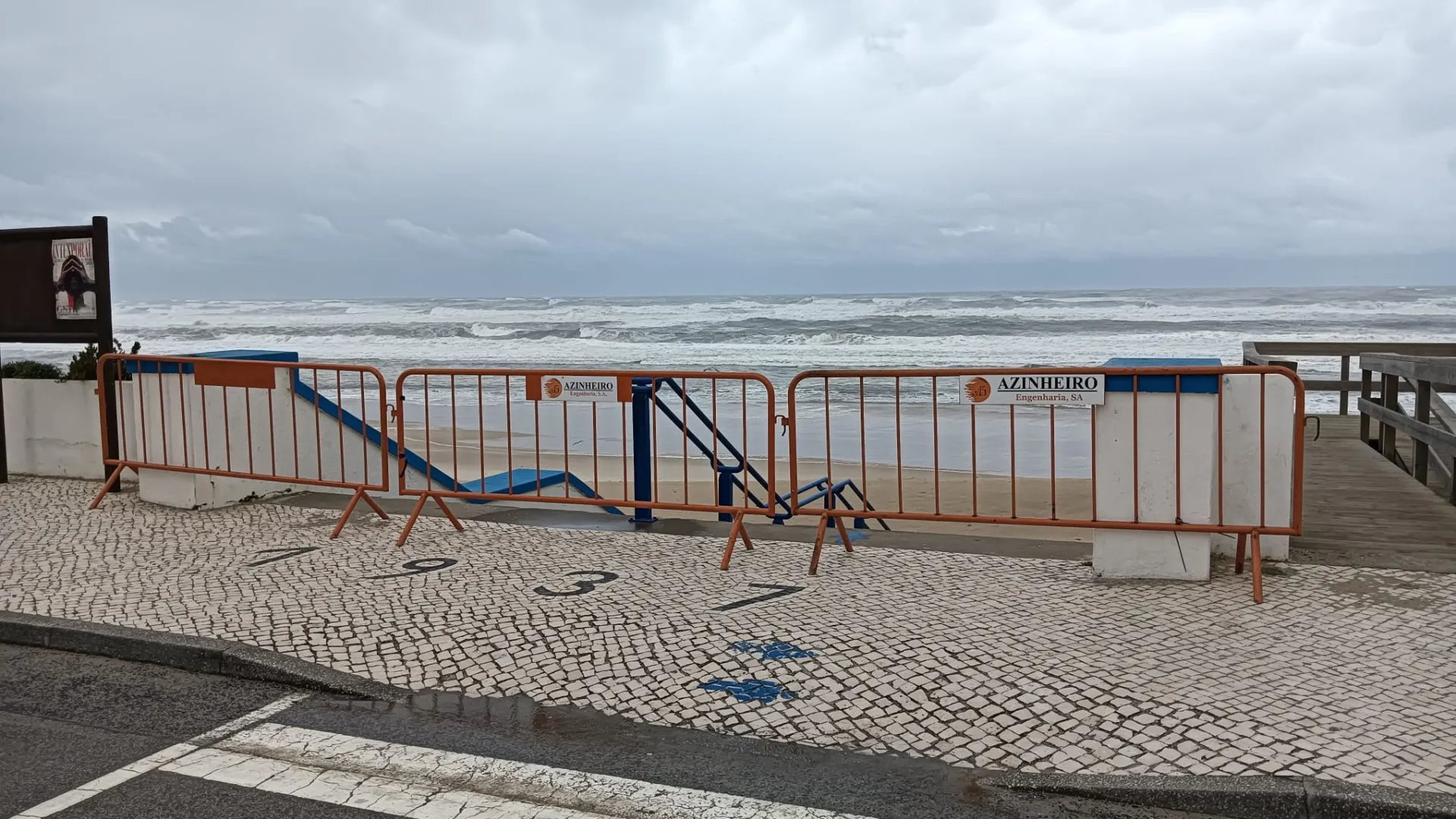 
                    Acessos à Praia do Pedrógão em Leiria encerrados devido ao mau tempo
                