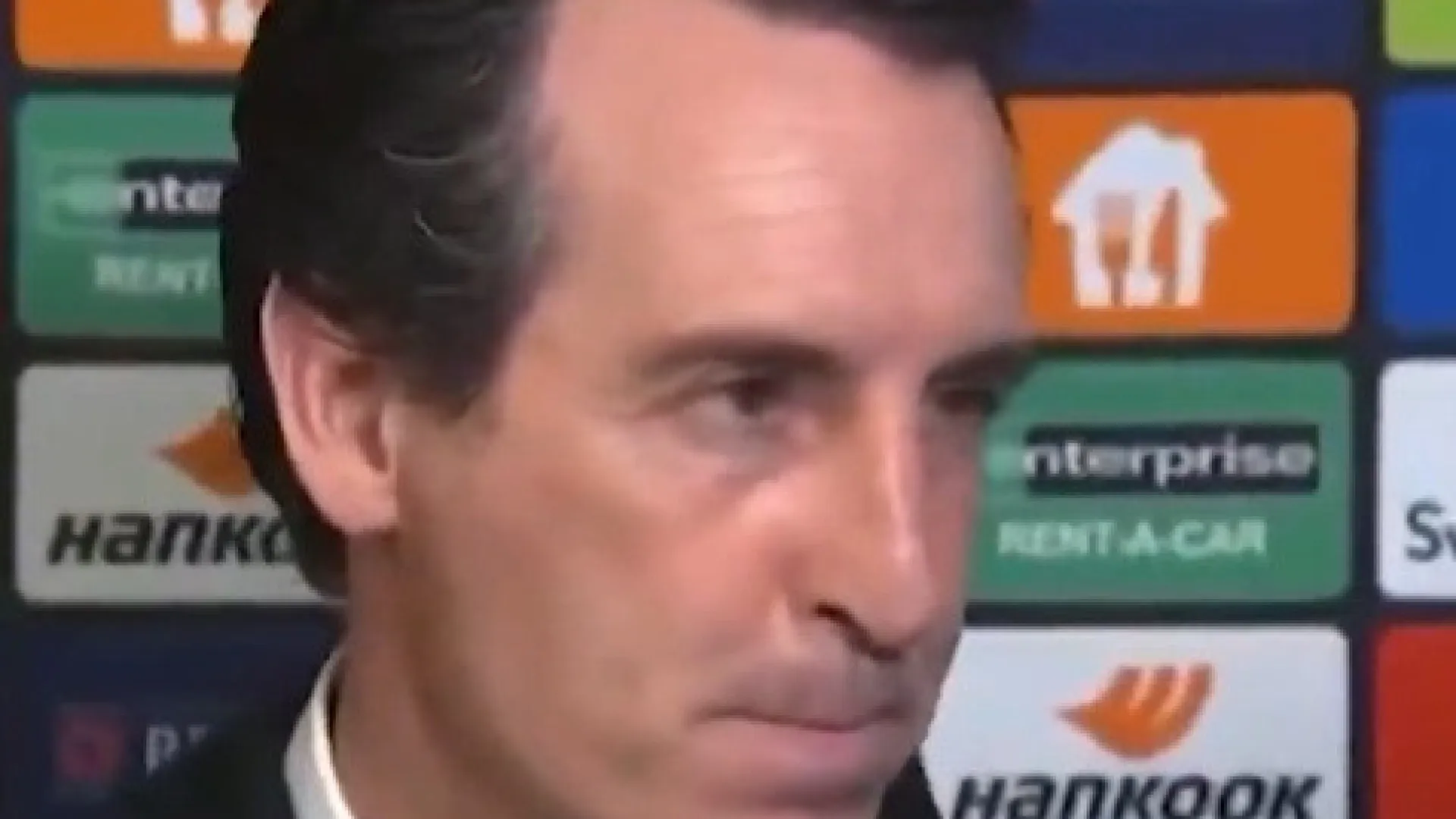 
                    Emery gerou polémica e reagiu desta forma após ter empurrado Tielemans
                