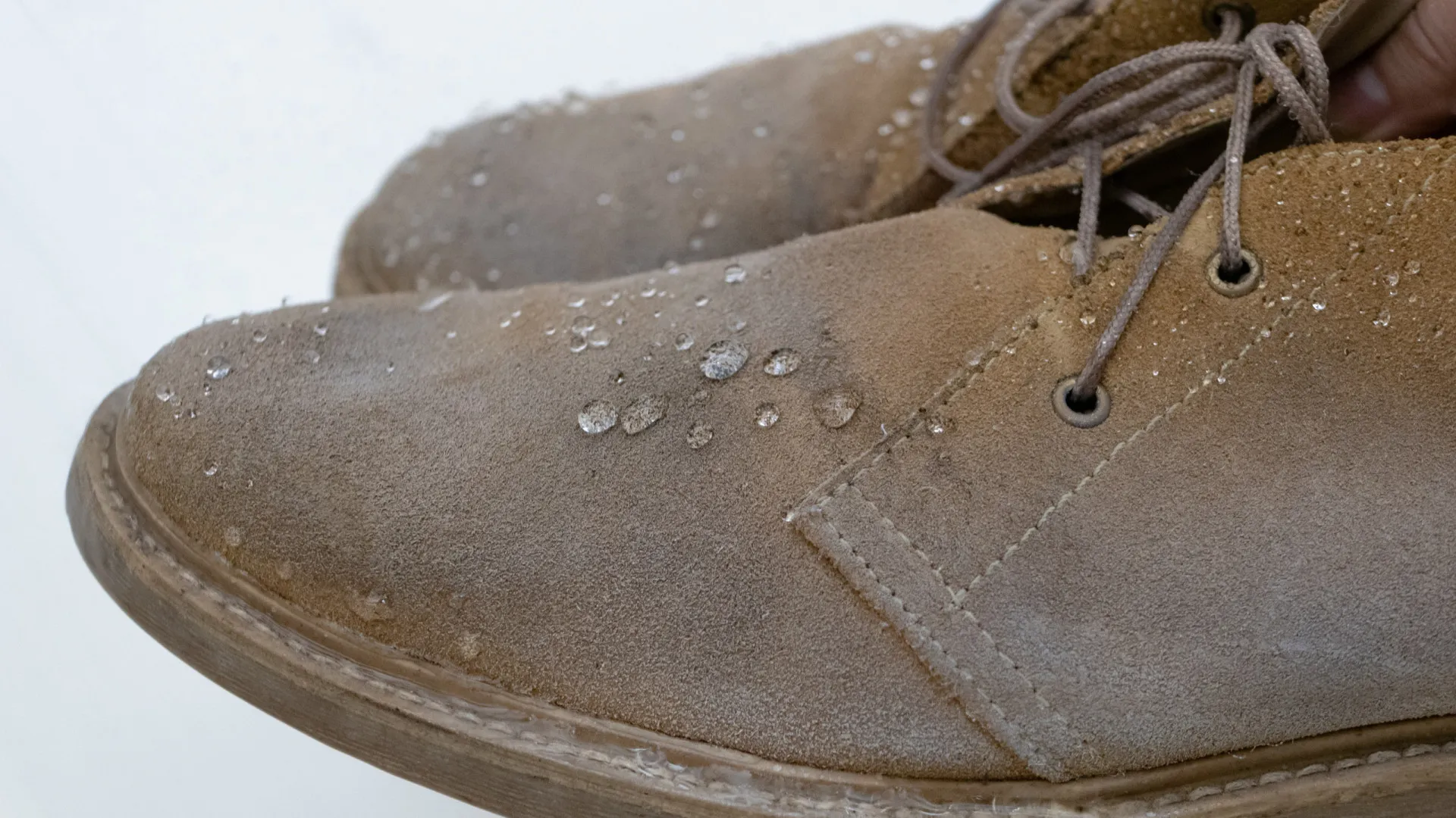
                    O truque de 2 euros que protege as suas botas de camurça da chuva 
                