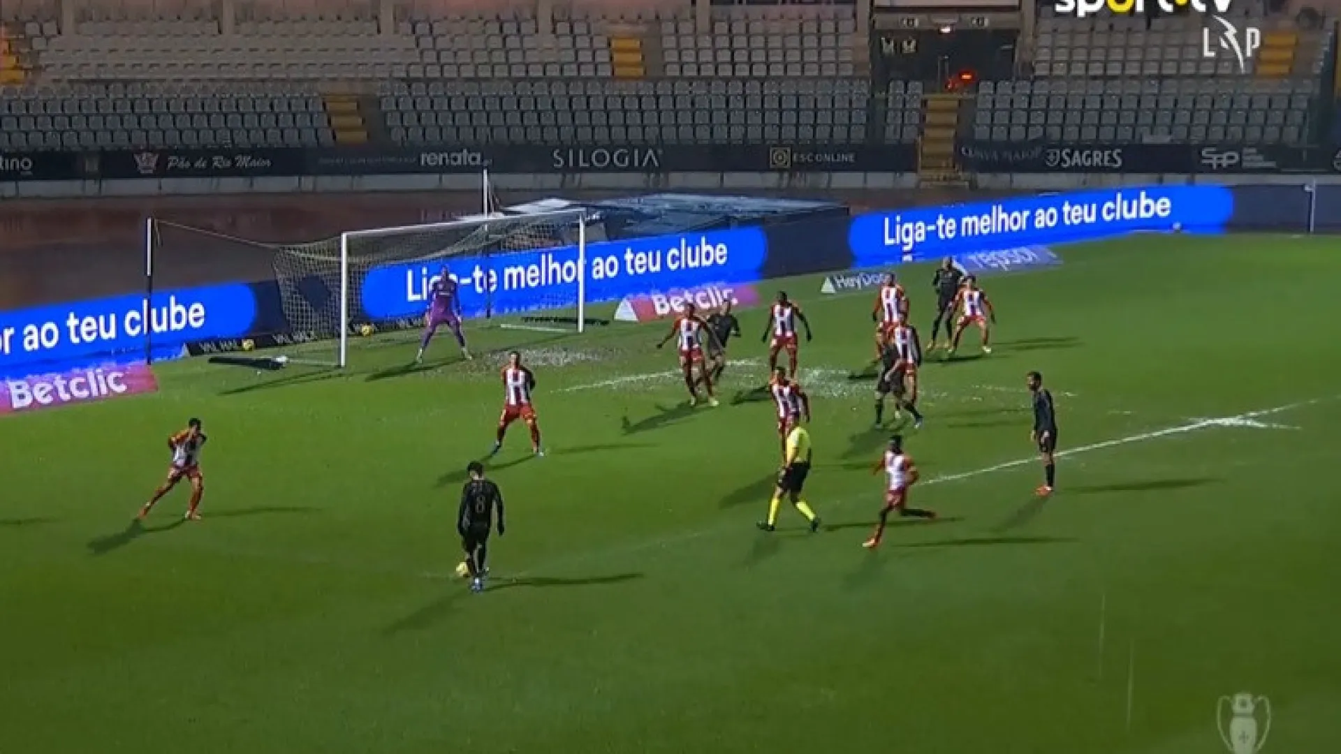 
                    De 3-0 ao 3-3 ao soar do gongo. Os seis golos do 'louco' Casa Pia-AVS
                