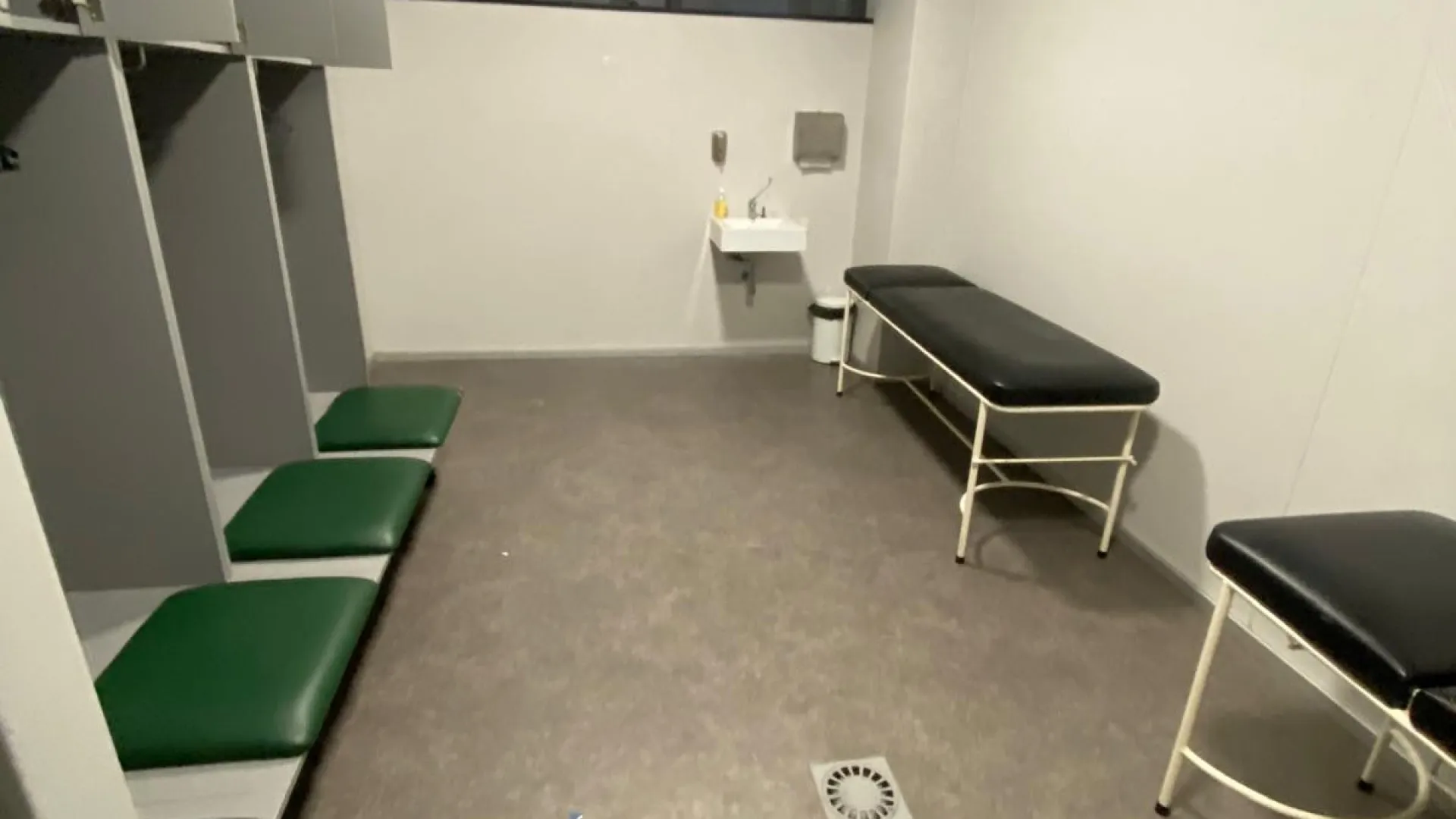 
                    Académico de Viseu deixou balneário assim após perder com o Paços
                