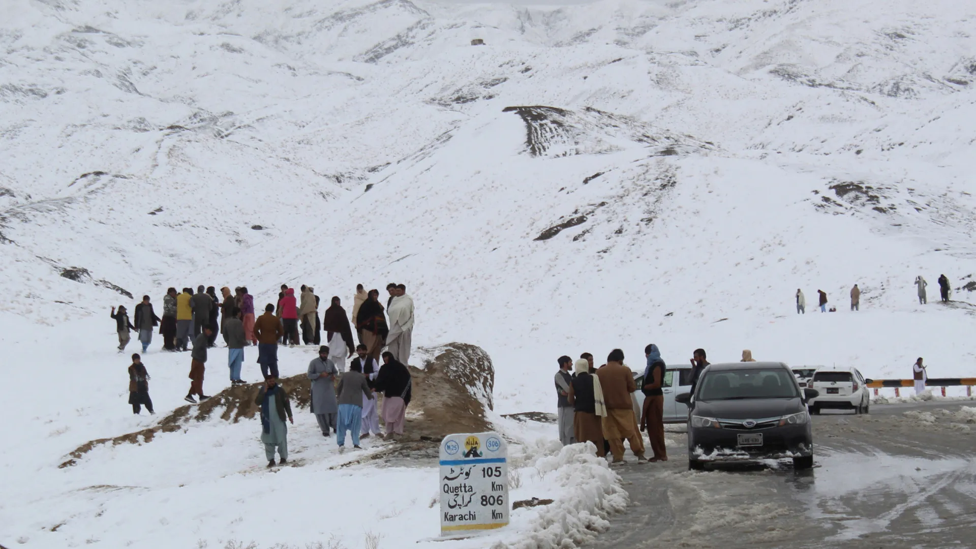 
                    Paquistão e Afeganistão: Mau tempo faz dezenas de mortos e isola turistas
                