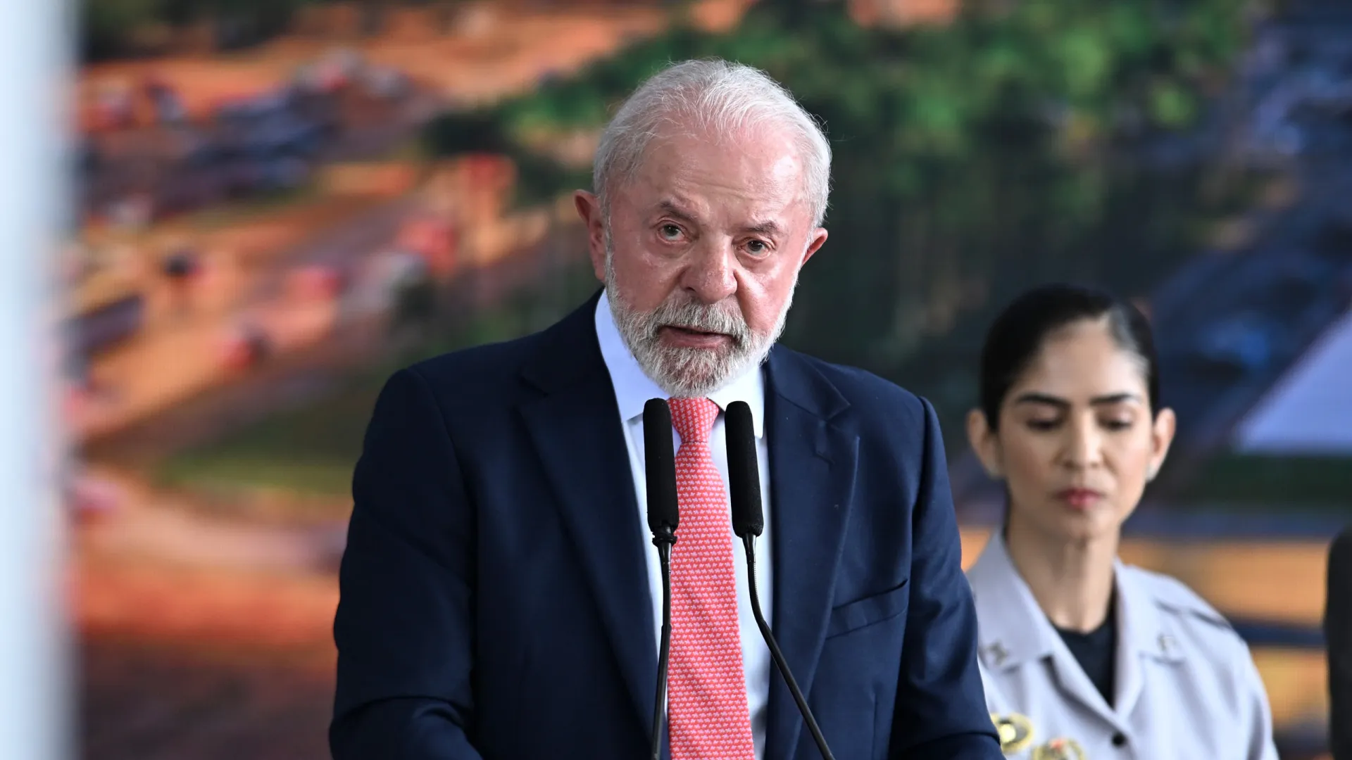 
                    Lula da Silva acusa Trump de querer 