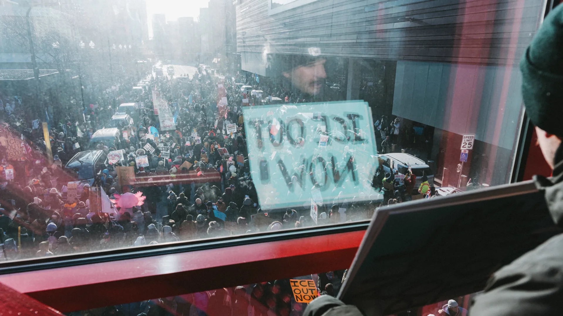 
                    Grupos denunciam prisão de 100 membros do clero em protesto contra o ICE
                