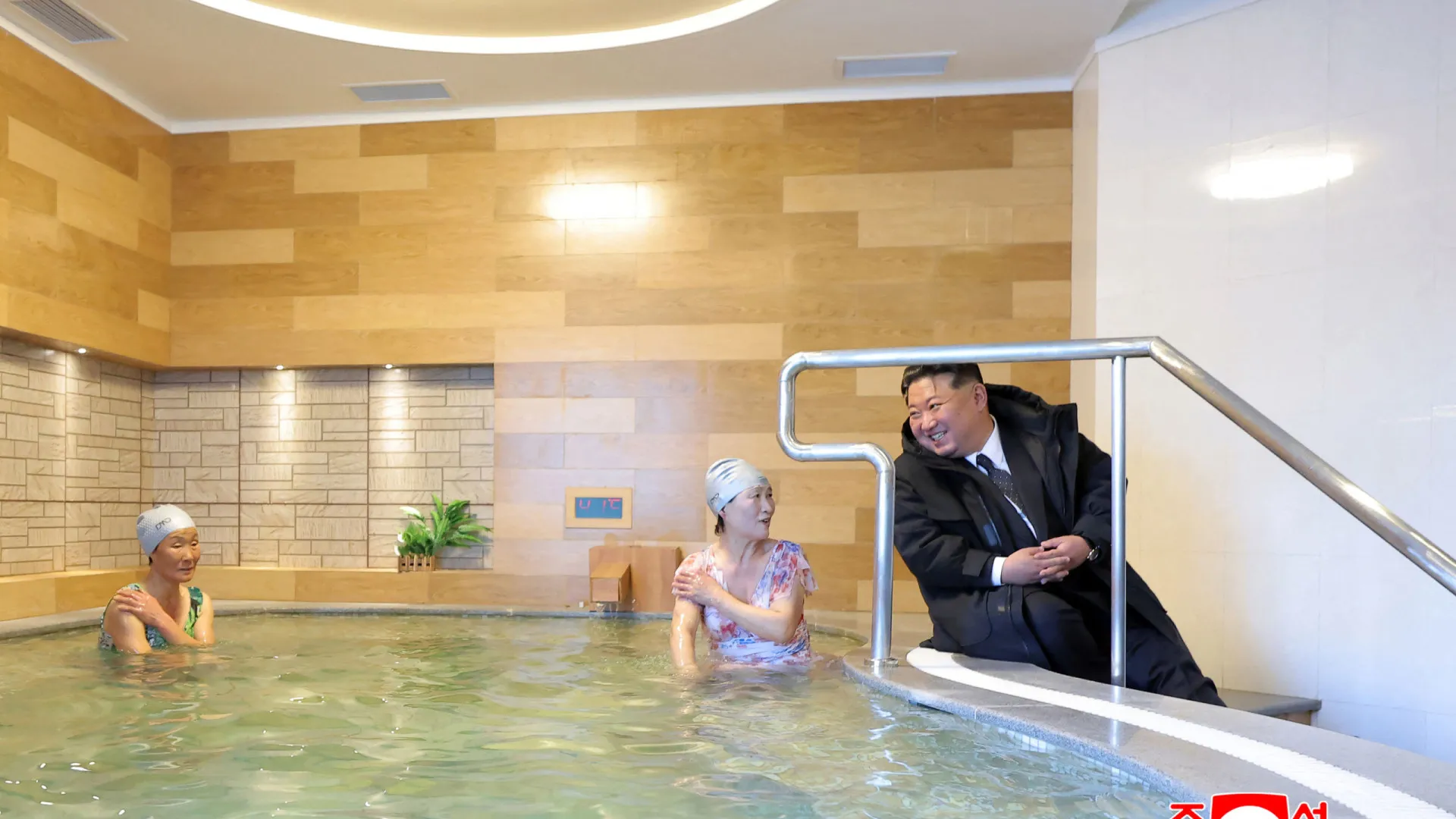 
                    Líder da Coreia do Norte inaugura resort de águas termais (e há imagens)
                