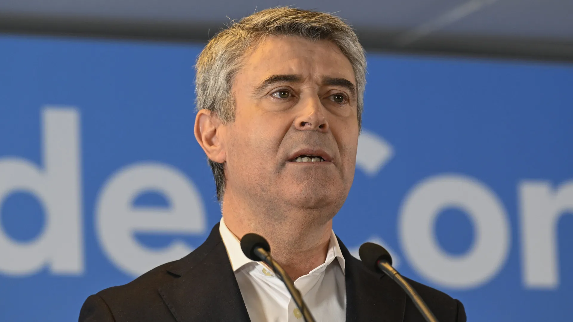 
                    Líder PS afirma que vitória de Seguro é o triunfo do campo democrático
                