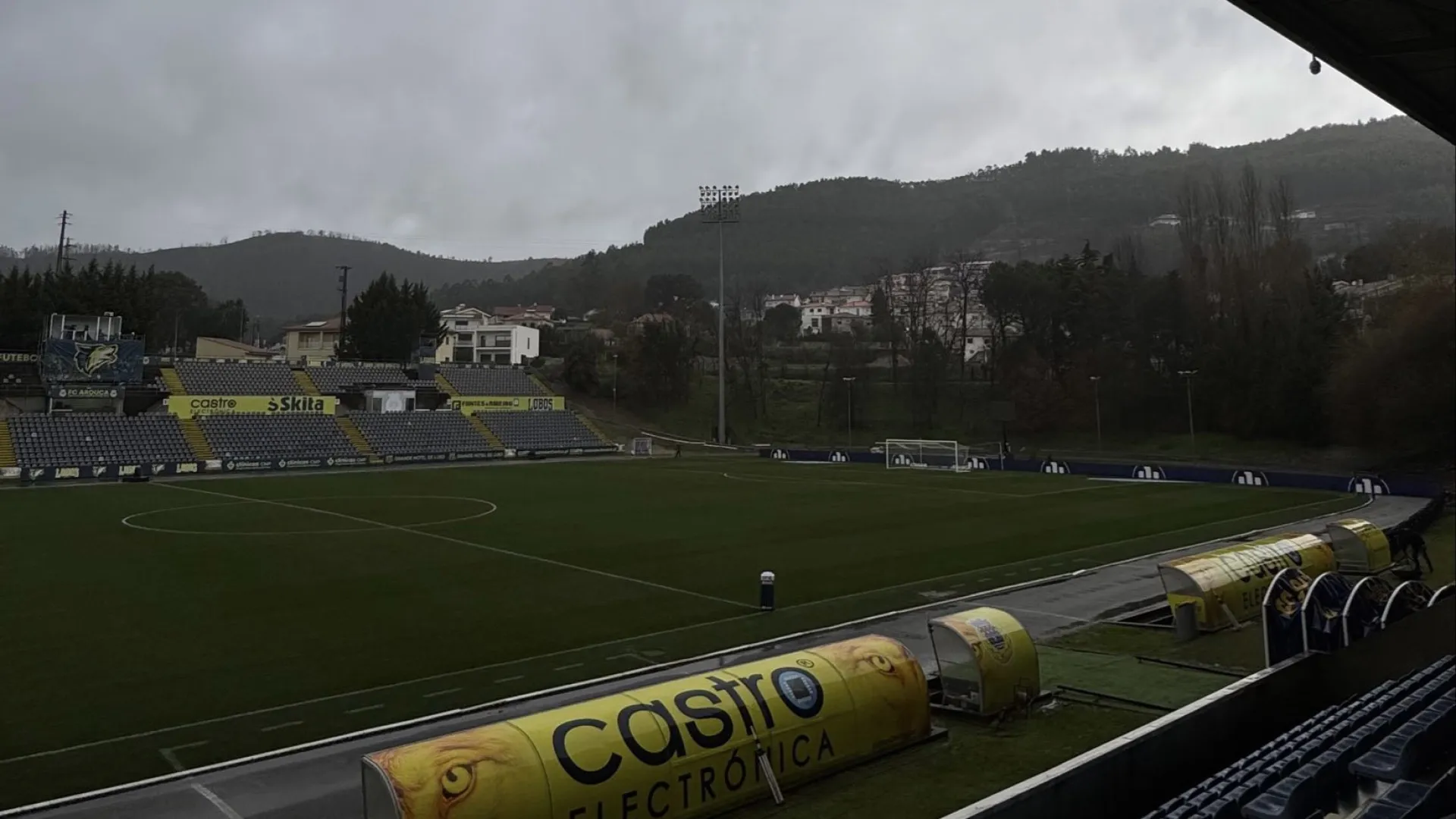 
                    EM DIRETO: Estoril empata com o Tondela. Segue-se o Arouca-Vitória SC
                