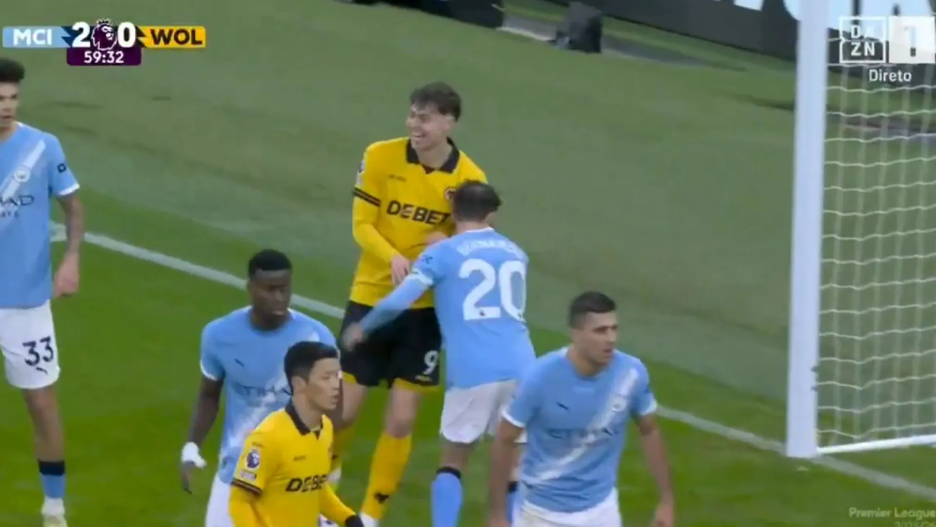 
                    Até o rival se riu. Bernardo Silva em luta desigual no Man. City-Wolves
                