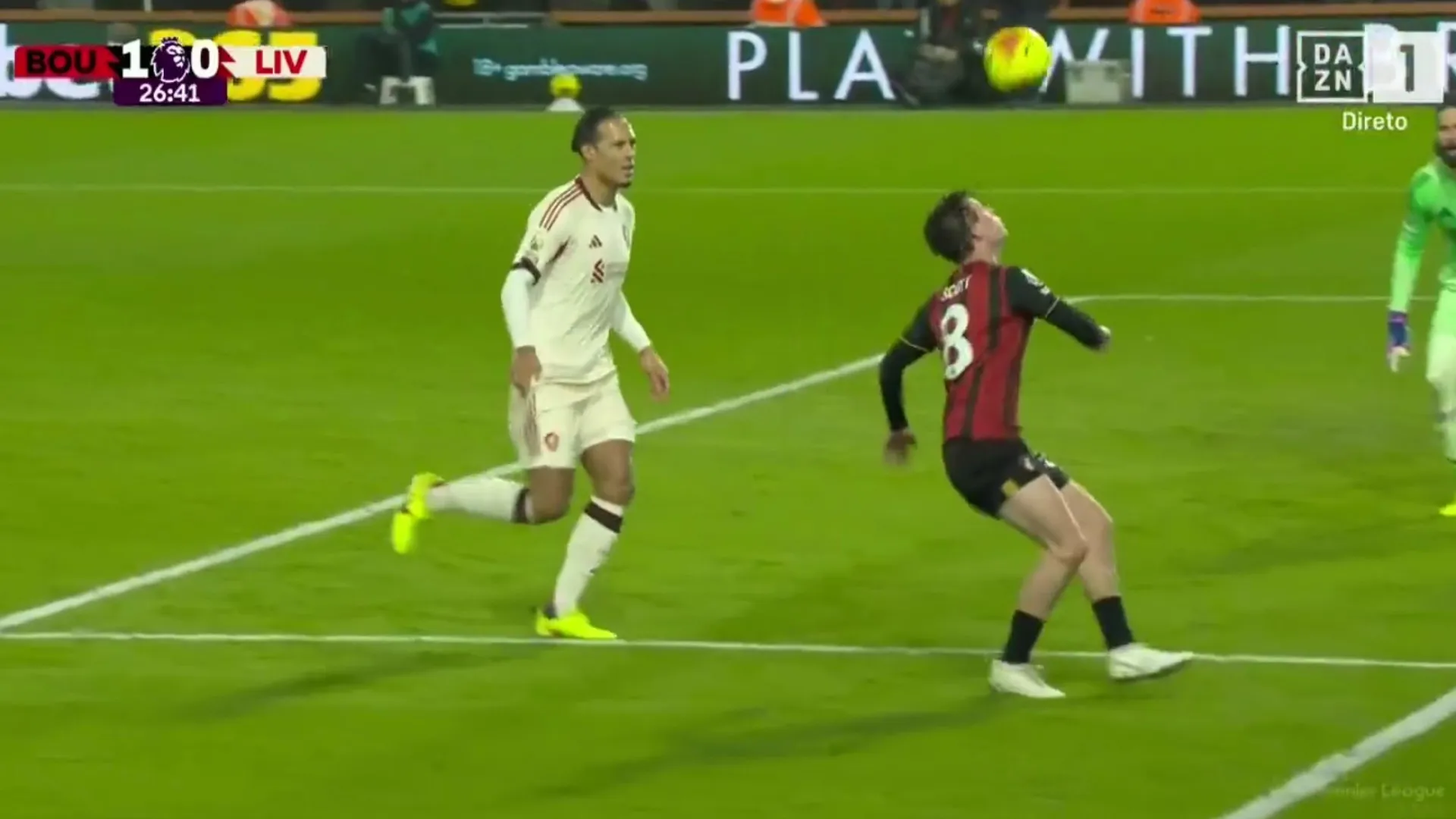 
                    Vai correr mundo. Evanilson fez golo após erro surreal de Van Dik 
                