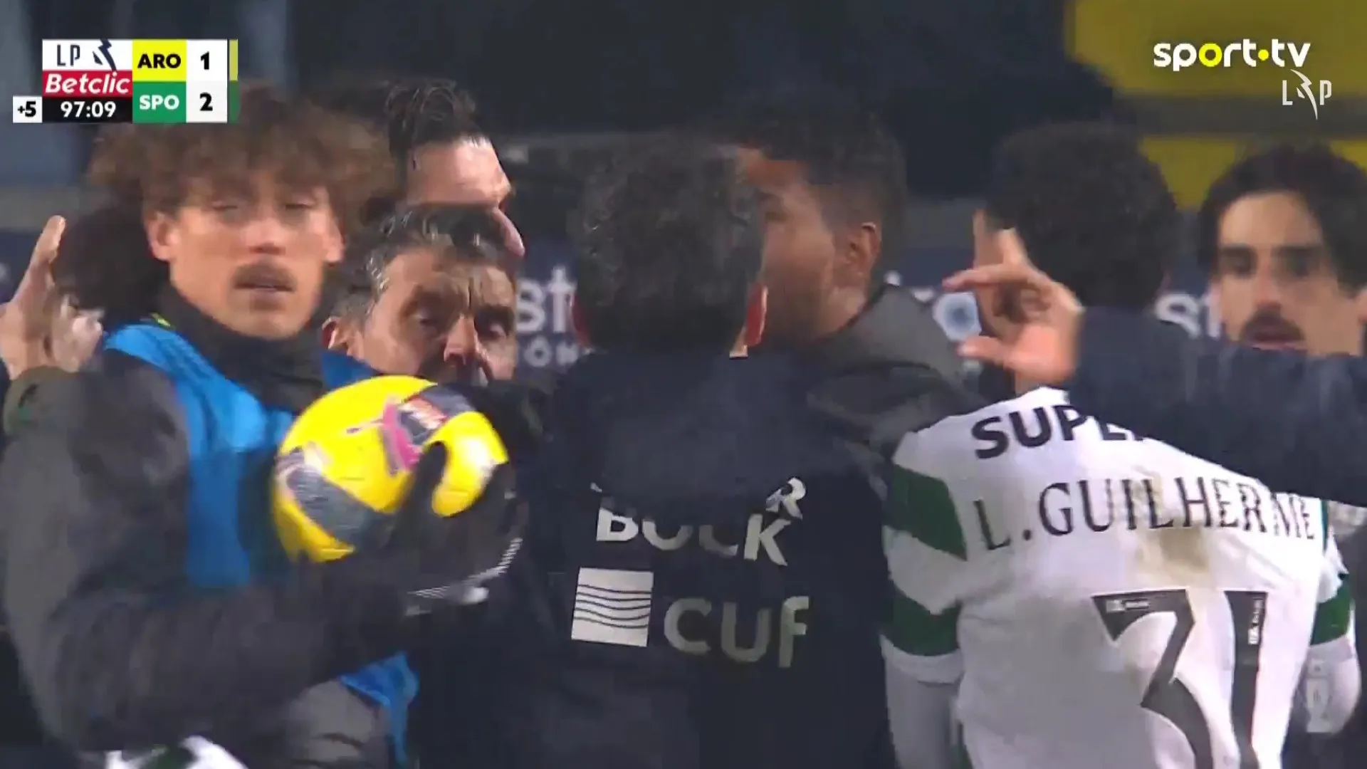 
                    Matheus Reis foi expulso e teve de ser arrastado para o balneário 
                