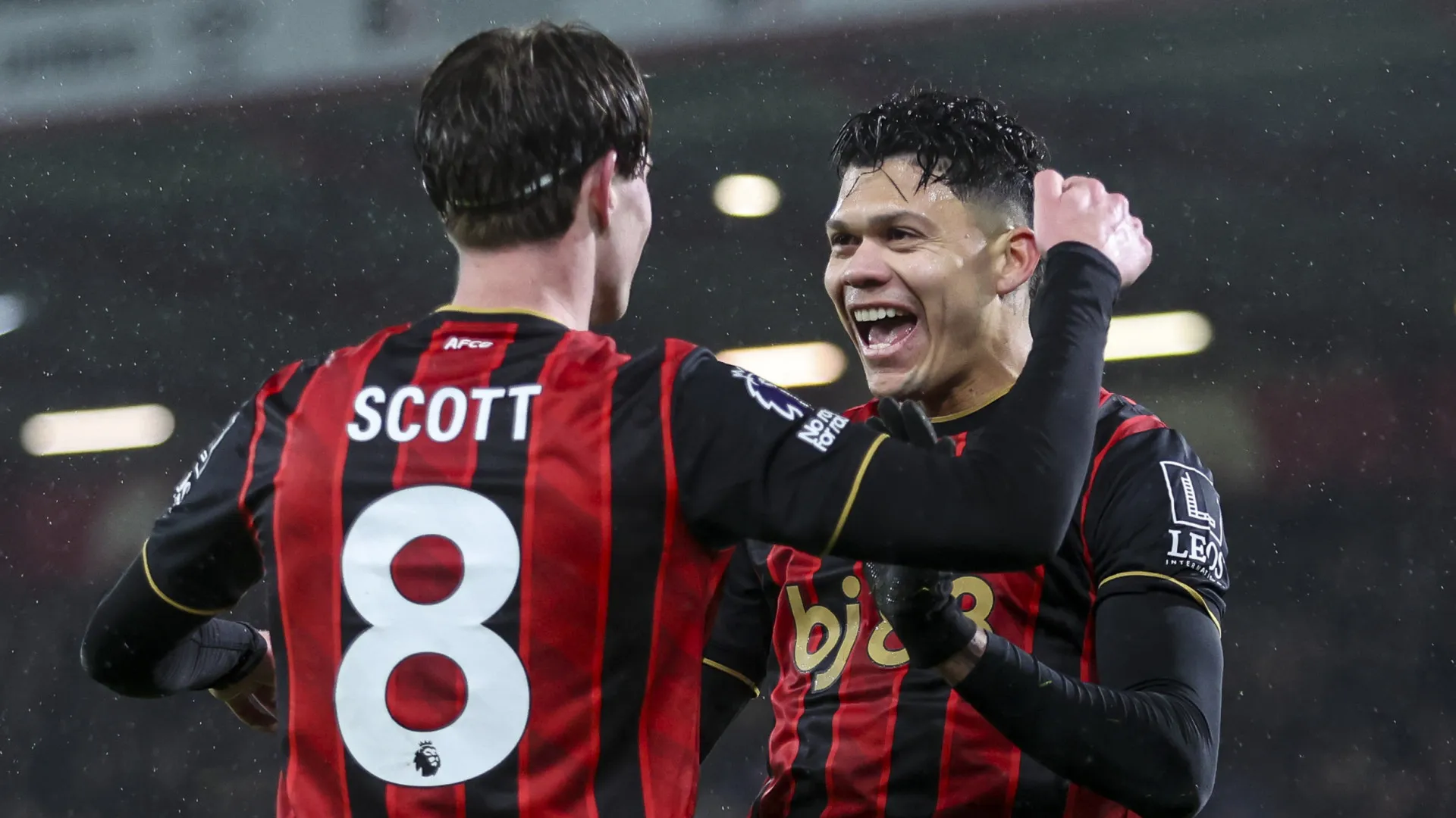 
                    Liverpool perde nos descontos e continua sem vencer na Premier em 2026
                