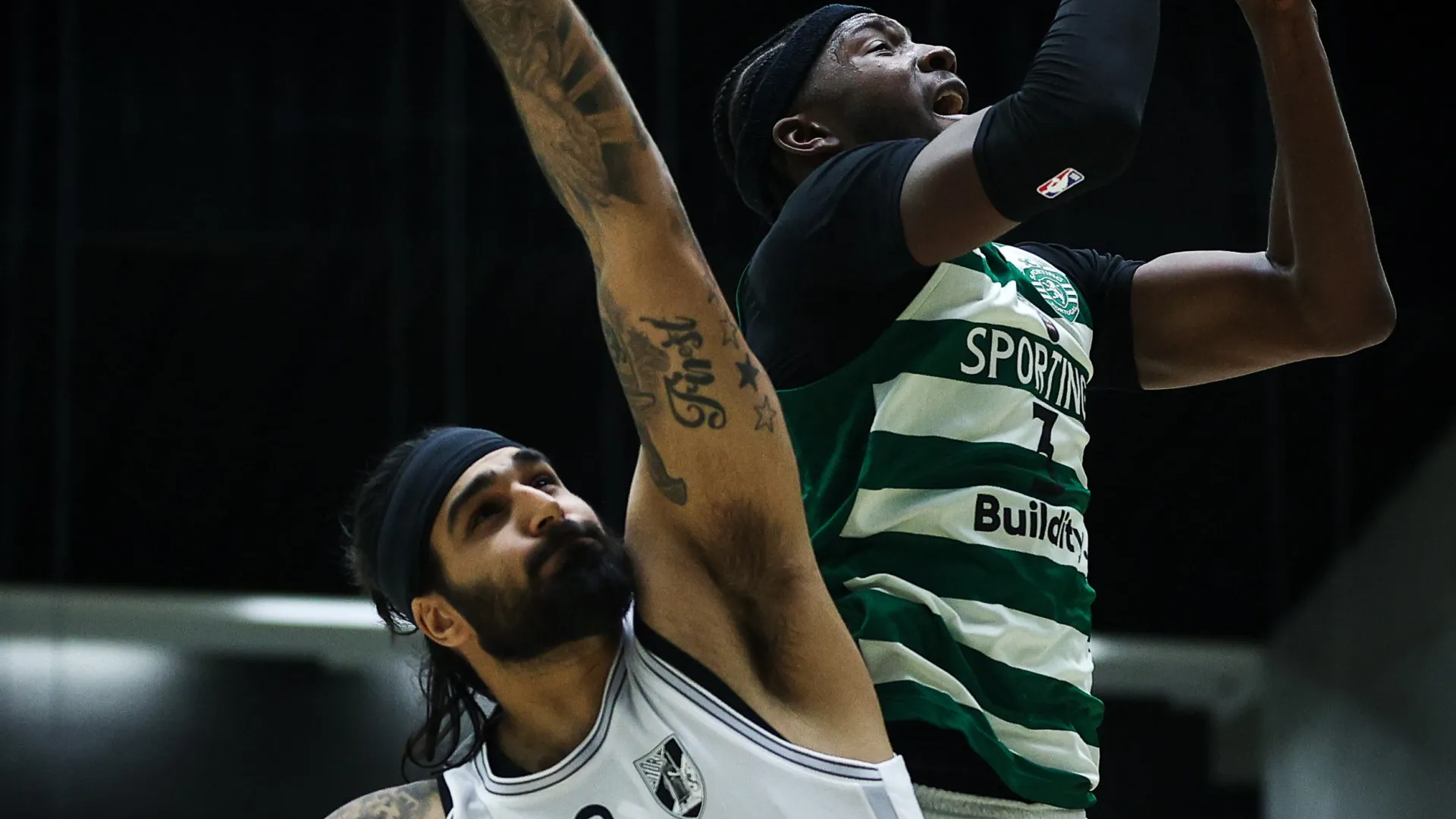 
                    Benfica continua líder, Sporting goleia e FC Porto cai com estrondo
                