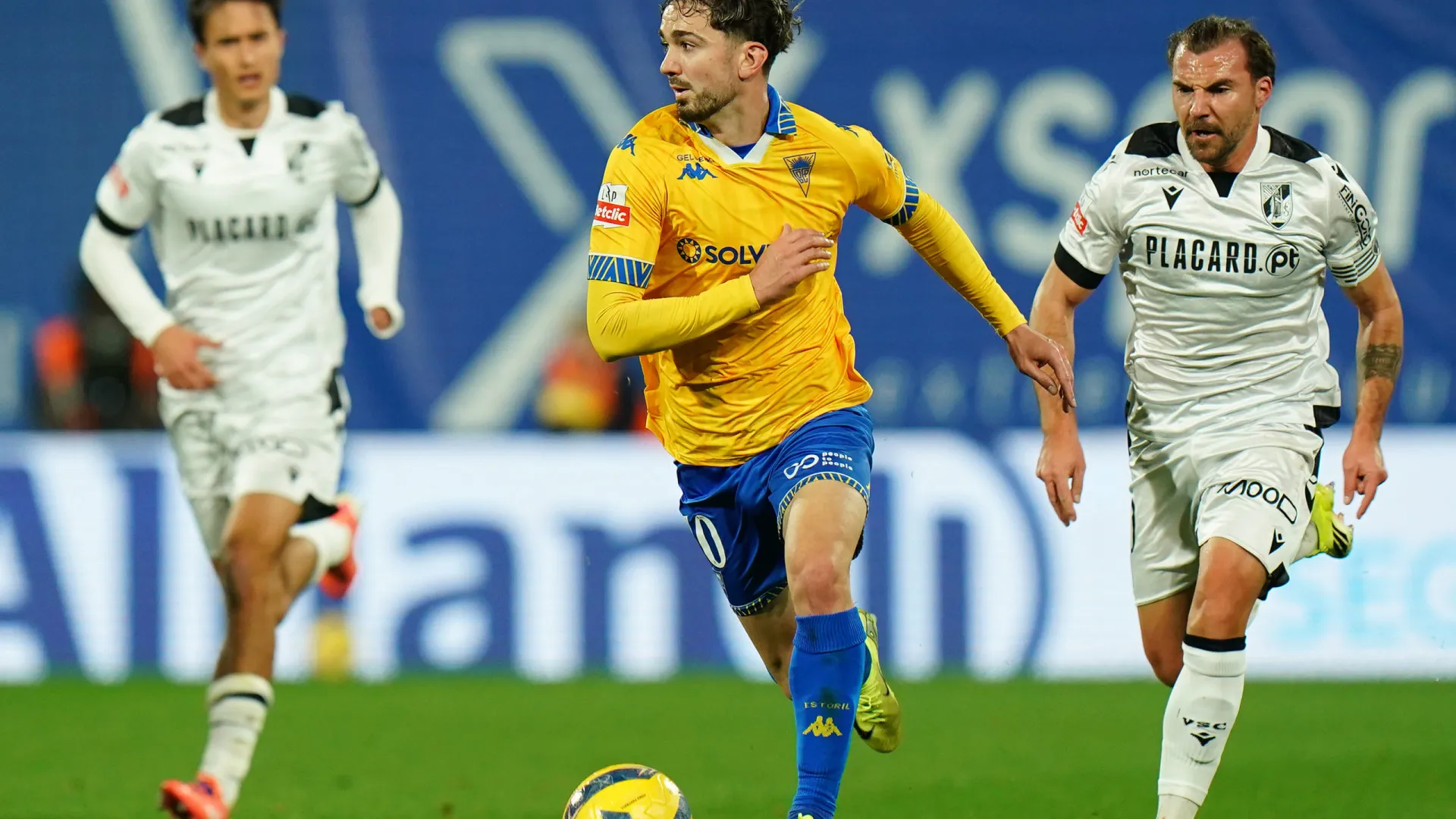 
                    EM DIRETO: Estoril vence Vitória em jogo 'louco' após o Arouca-Sporting
                