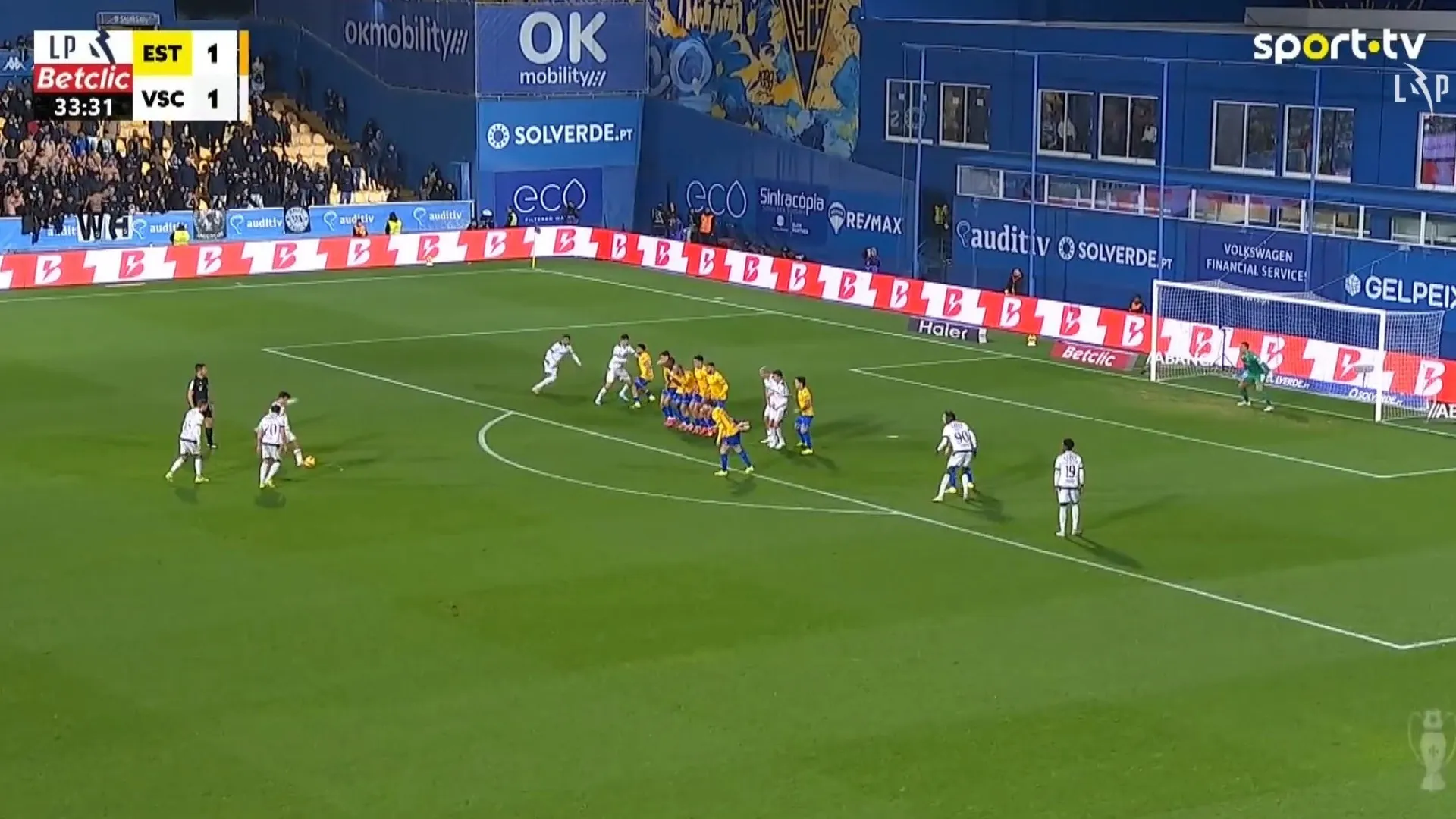 
                    Régua e esquadro. Golaço de Mitrovic no Estoril-Vitória vai dar que falar
                