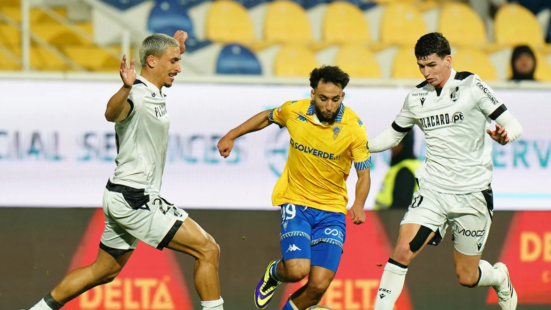 
                    Estoril Praia bate Vitória SC em jogo com 6 golos e ultrapassa vitorianos
                