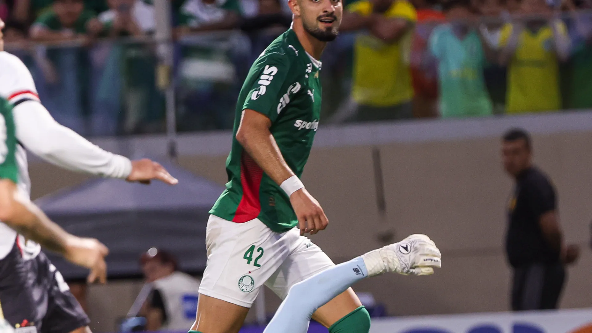 
                    Palmeiras, de Abel Ferreira, afunda São Paulo e sobe ao topo do Paulistão
                