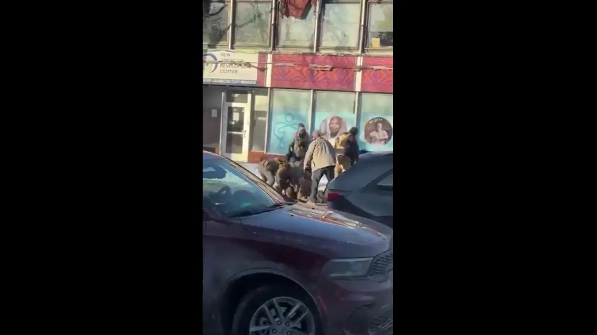 
                    Imobilizado e no chão. O que mostram os vídeos da morte em Minneapolis?
                