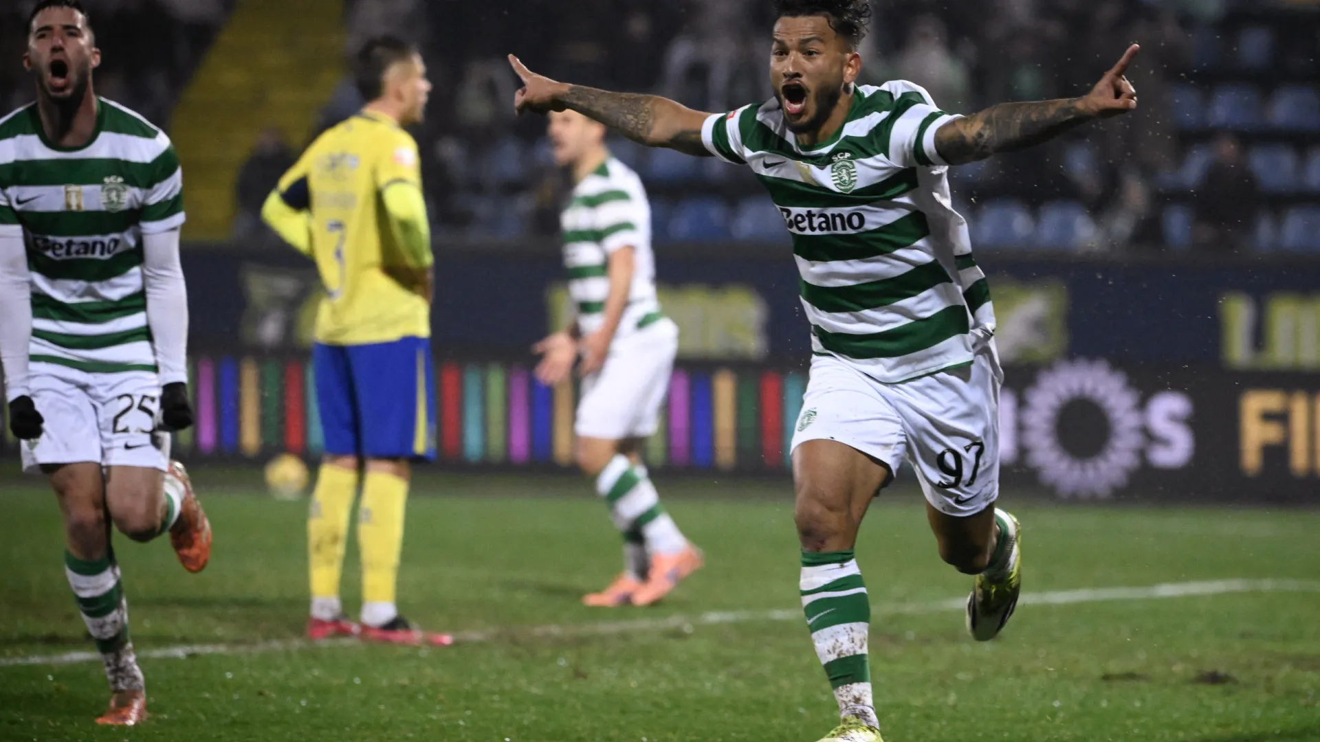 
                    Rei Suárez gosta de descontos à leão e leva 'saldos' de Paris para Arouca
                