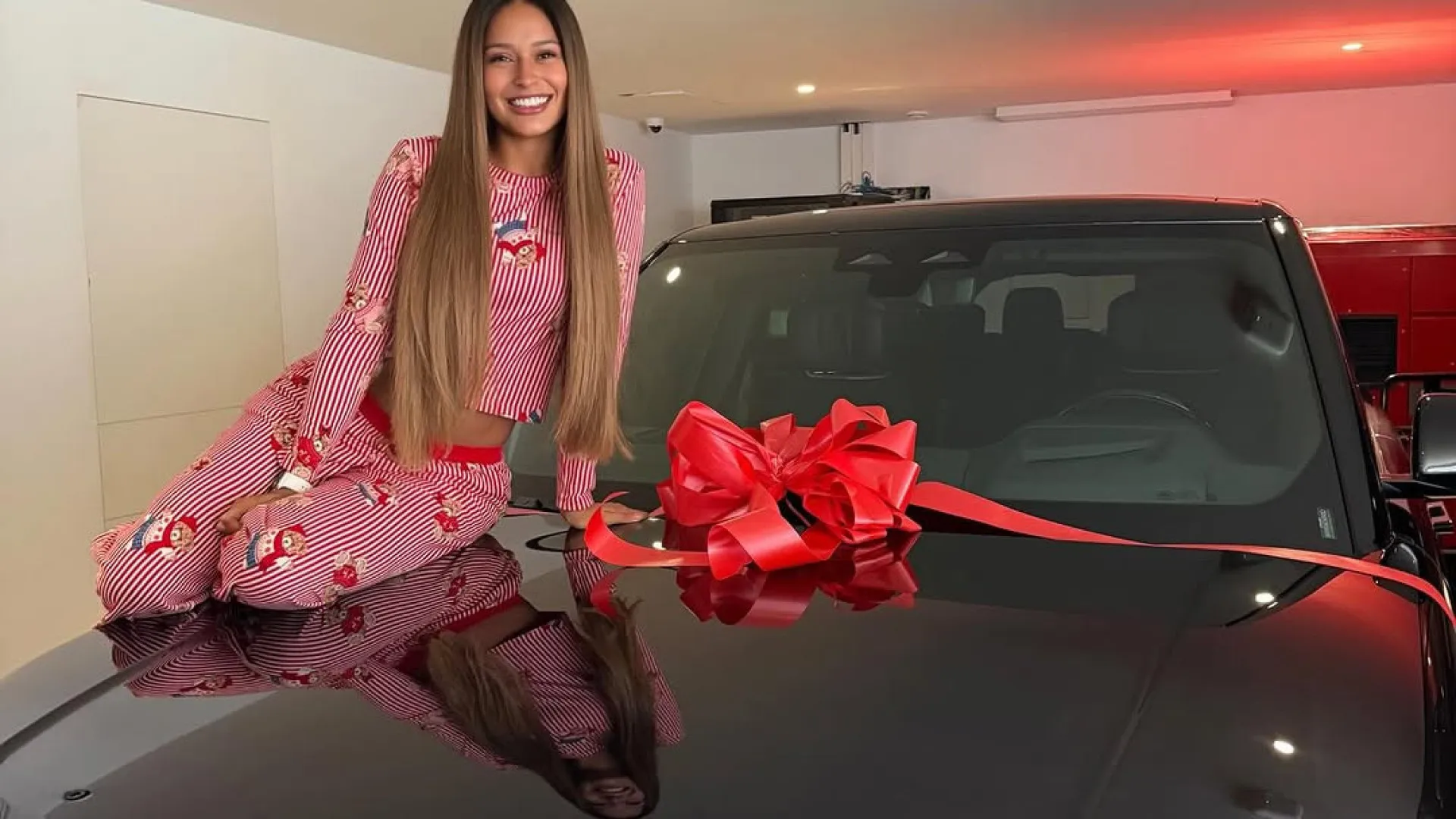 
                    Ex-Sporting, Raphinha, oferece carro de luxo à companheira. As imagens
                