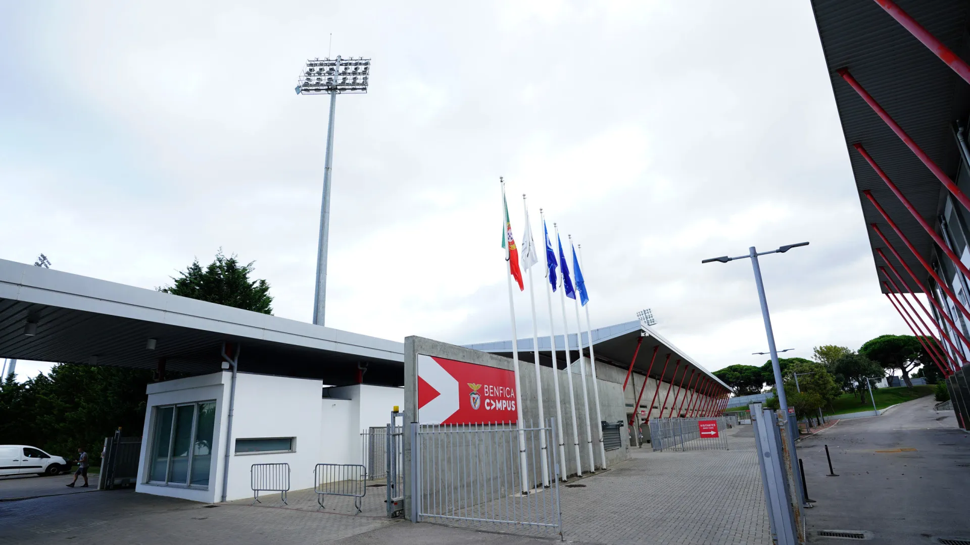 
                    Da promessa de Mourinho ao hino. Os bastidores do cerco ao Benfica Campus
                