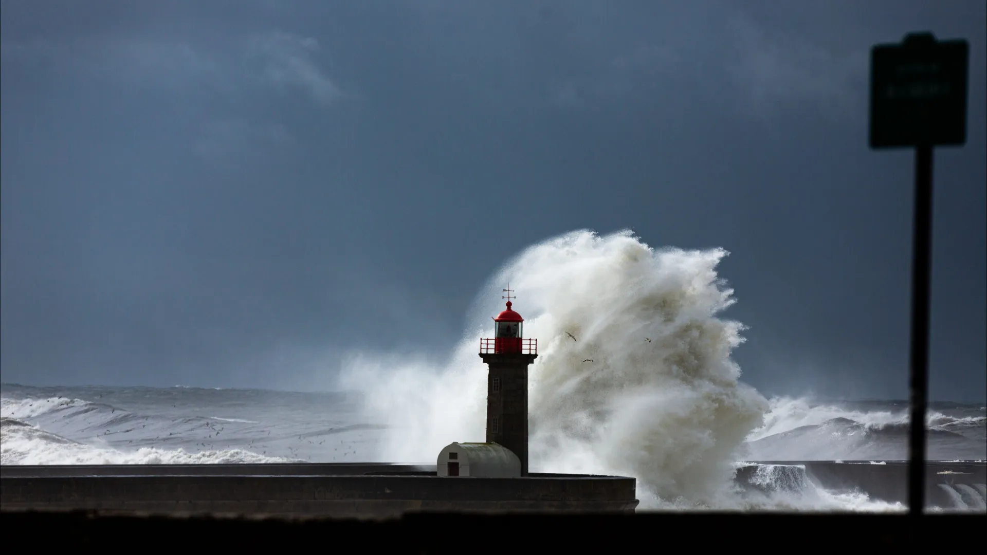 
                    Pior já passou? Chuva e ondulação, não. Há 10 distritos sob aviso laranja
                