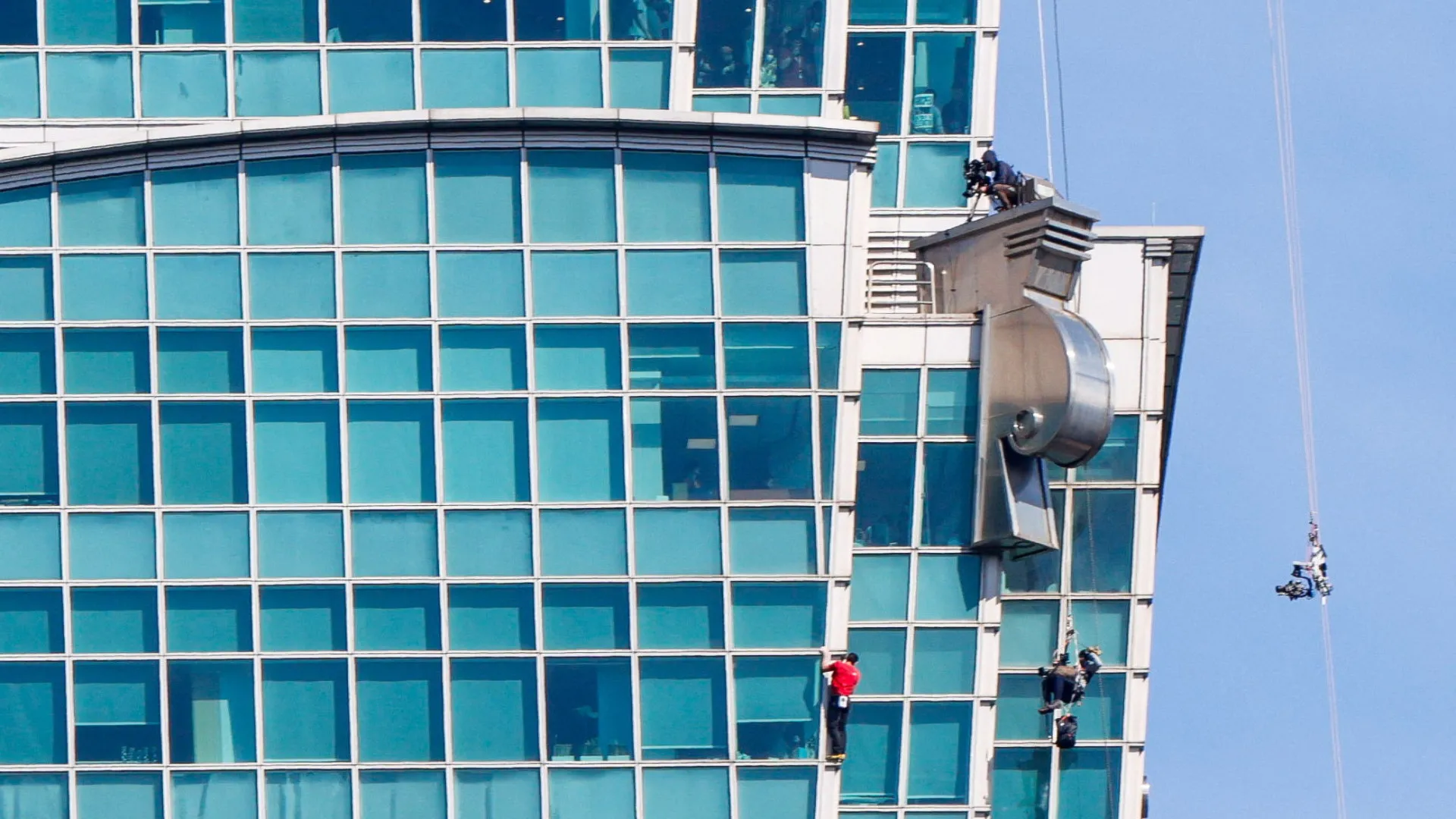 
                    Norte-americano escala sem ajudas arranha-céus mais alto de Taiwan
                