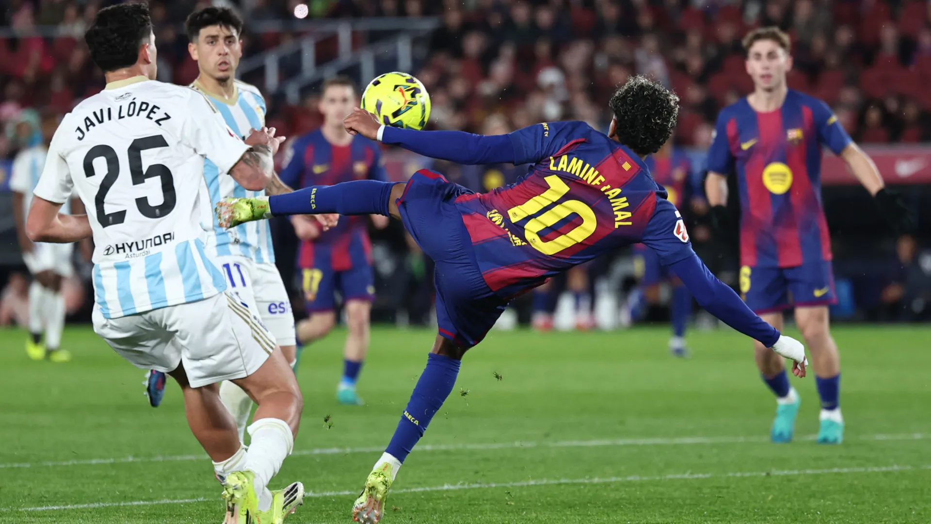 
                    Barcelona demora a 'carburar' mas vence Oviedo para recuperar a liderança
                