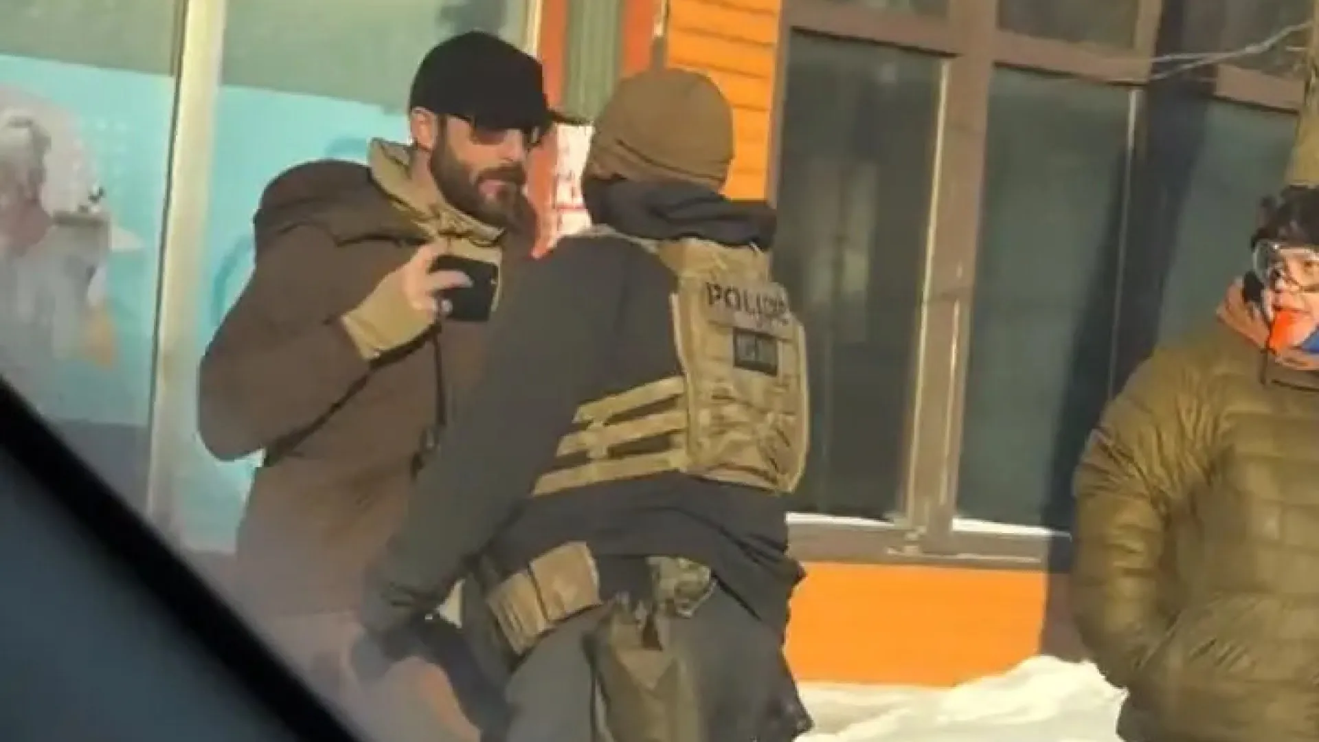 
                    Vídeos do tiroteio mortal em Minneapolis contradizem versão do governo
                