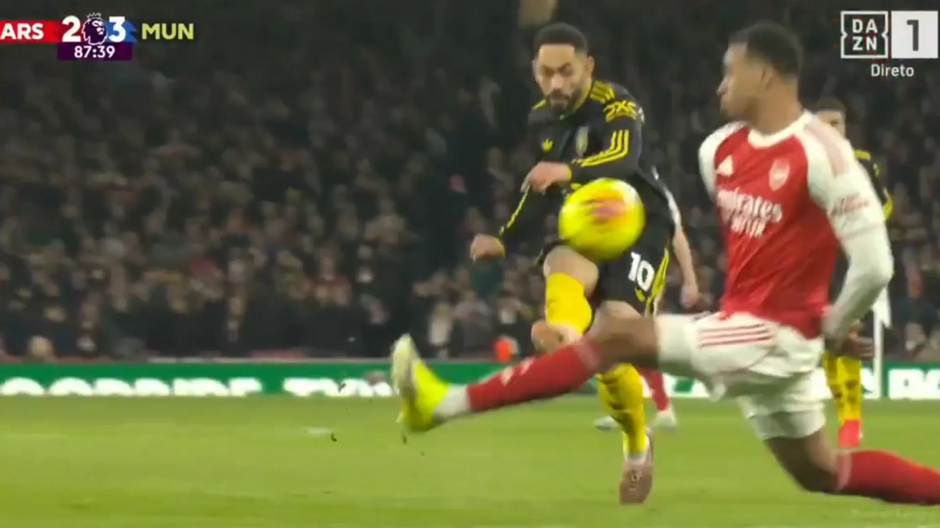 
                    Adeptos do United festejaram este golaço de Matheus Cunha ao Arsenal
                