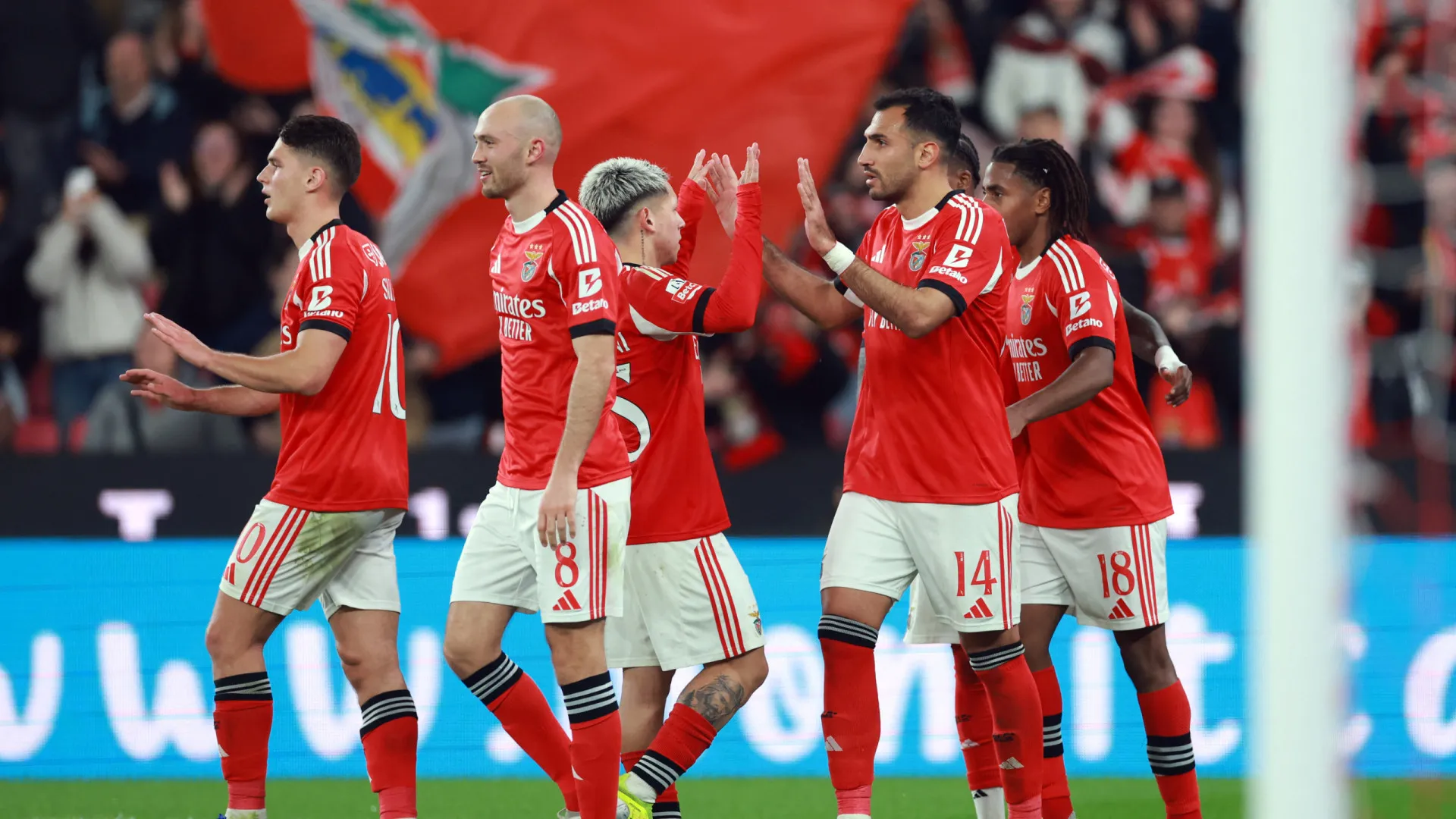 
                    EM DIRETO: Benfica vence com nova estrela na Luz. Famalicão bate Tondela
                