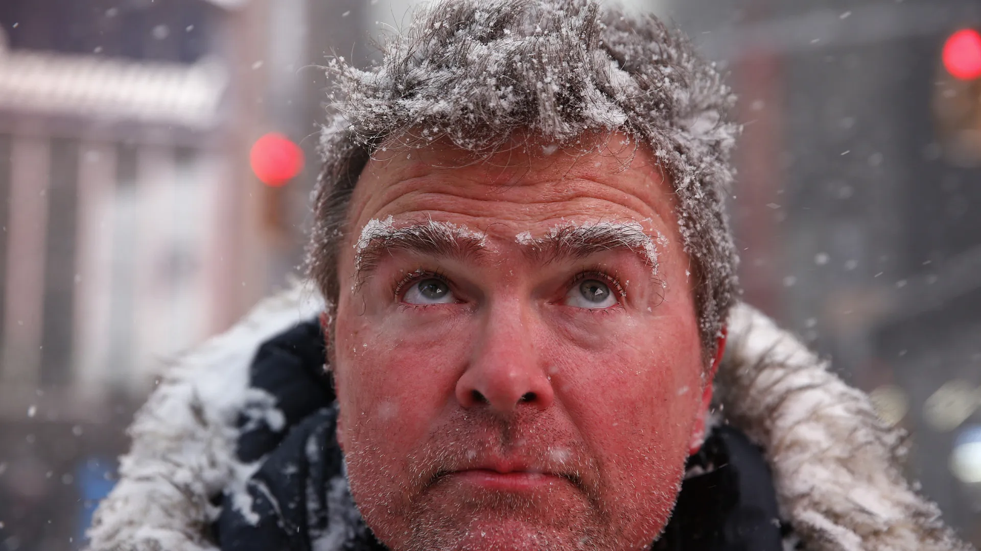
                    Tempestade de gelo nos EUA: Um milhão sem luz, voos cancelados e imagens
                