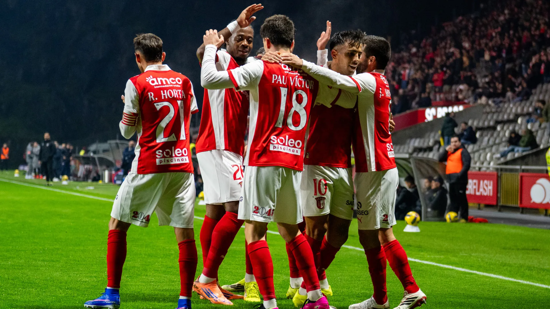 
                    EM DIRETO: Benfica e Braga goleiam e aguardam pelo FC Porto-Gil Vicente
                