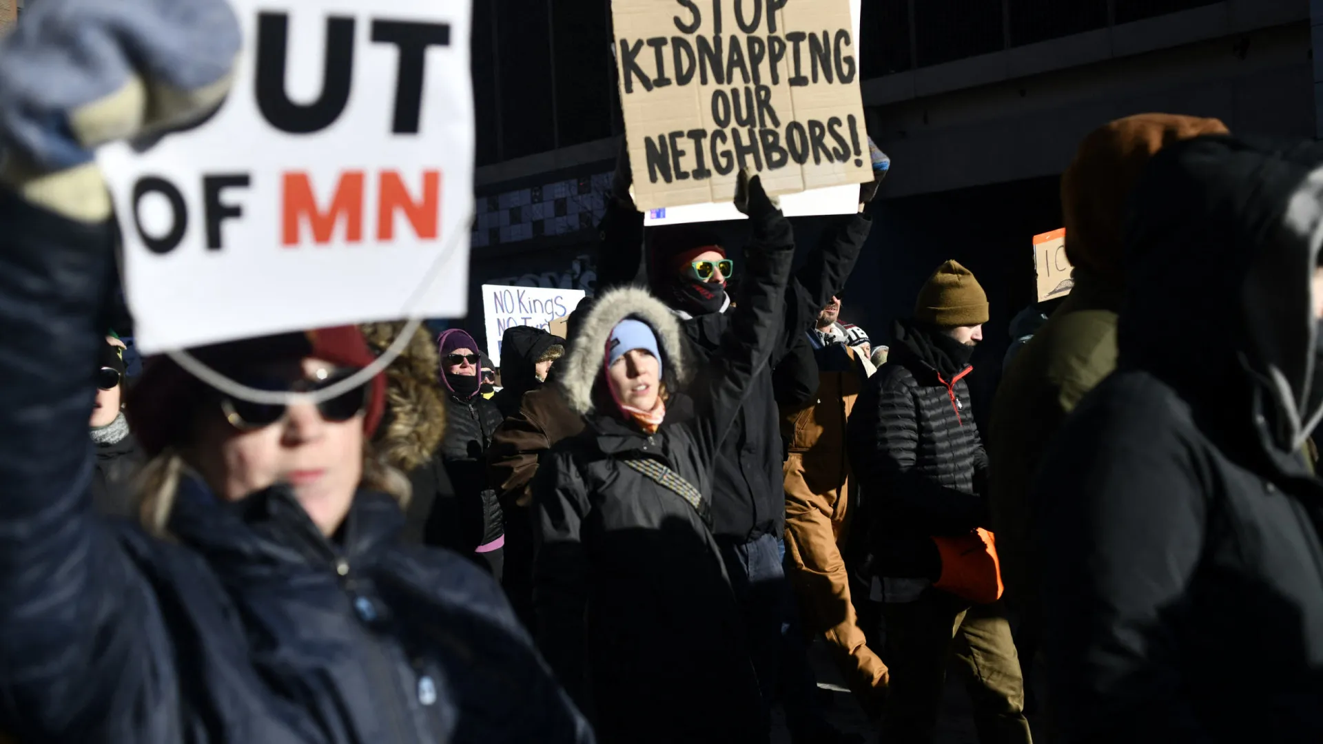
                    Centenas protestam em Minneapolis após (nova) morte pelo ICE
                