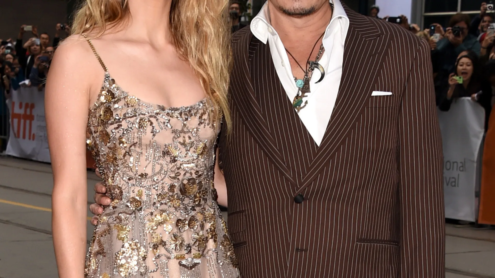 
                    Amber Heard volta a falar do (polémico) processo contra Johnny Depp
                