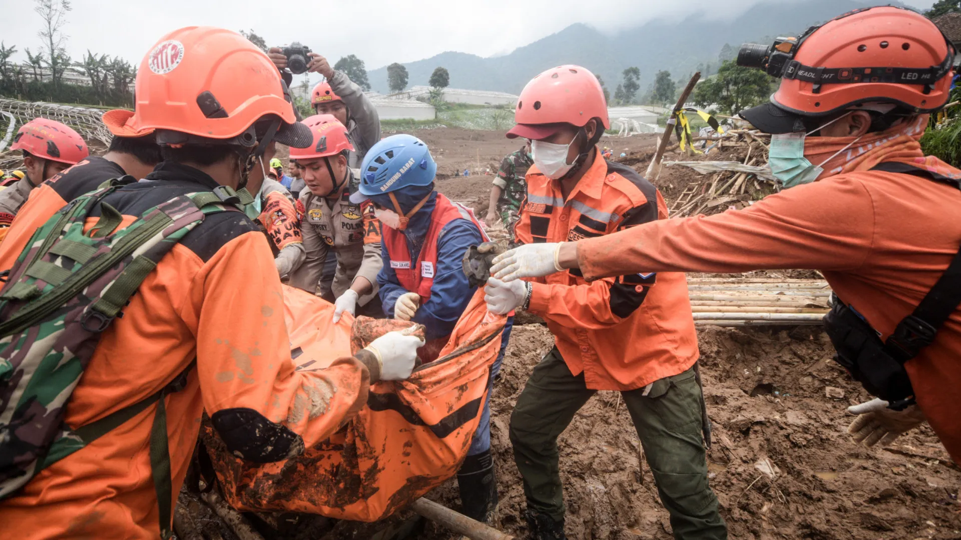 
                    Pelo menos 17 mortos em deslizamento de terras na Indonésia
                