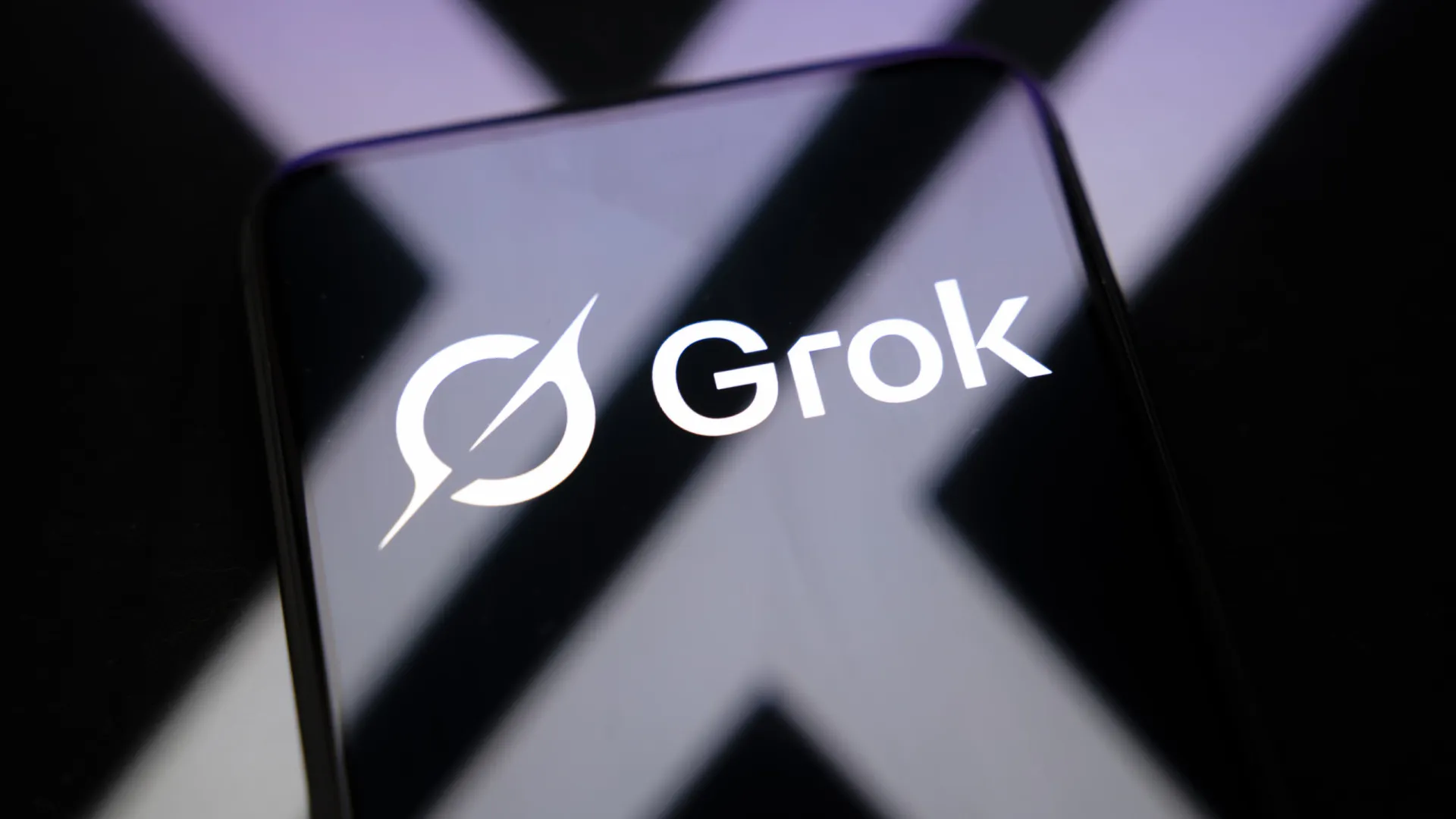 
                    Bruxelas anuncia investigação ao Grok por imagens sexualmente explícitas
                