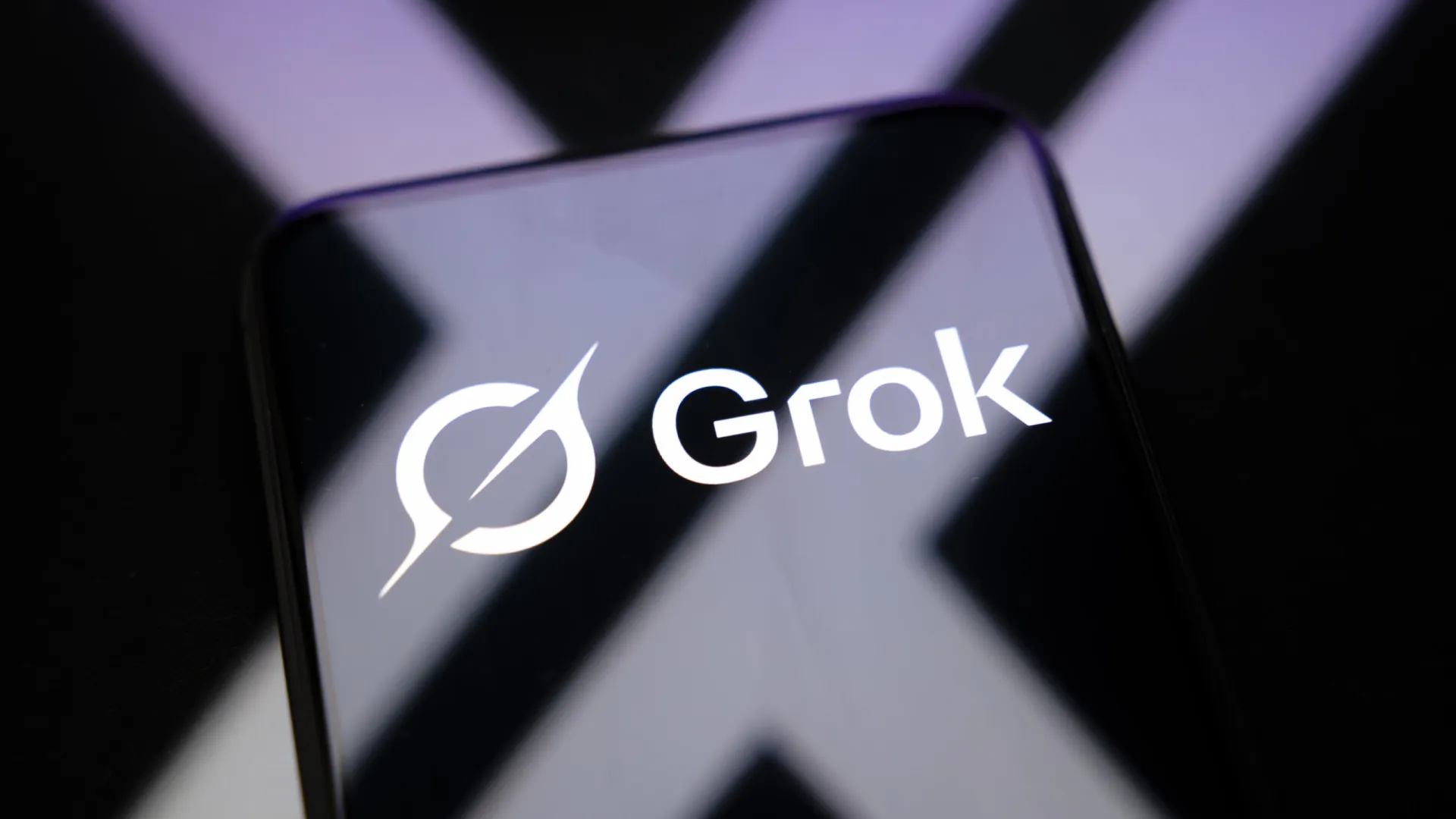 
                    UE investiga X por imagens sexualizadas geradas pelo 'chatbot' Grok
                