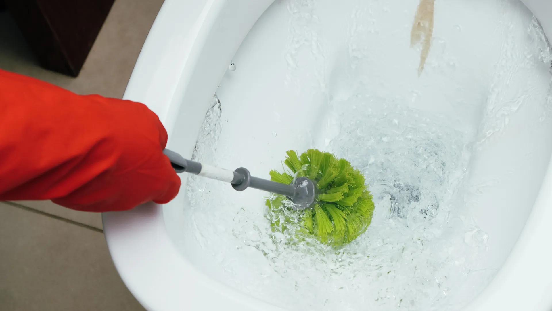 
                    Como limpar as manchas de calcário da sanita de forma barata e natural
                