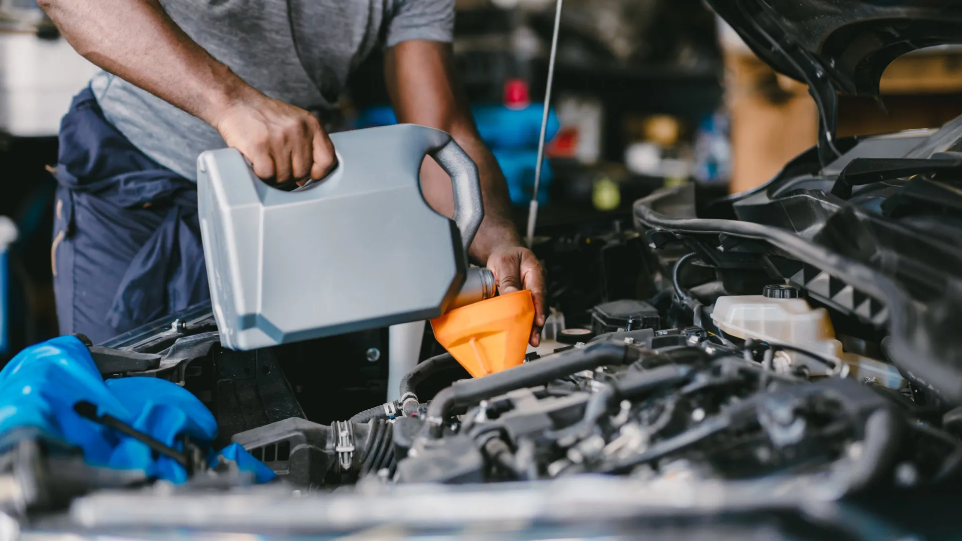 
                    Excesso de óleo também pode danificar o motor do seu carro. Porquê?
                