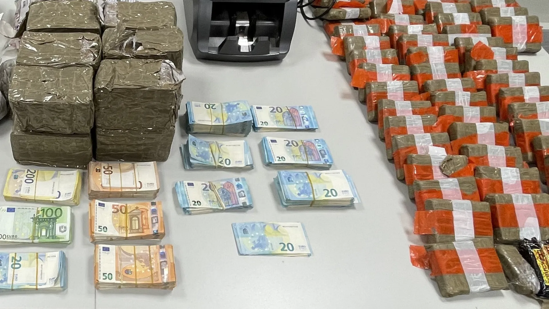 
                    PJ desmantela rede em Odivelas. Há 2 detidos e 30 kg de droga apreendidos
                
