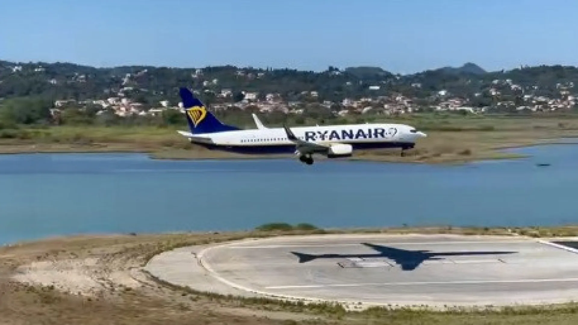 
                    Ryanair alerta para que não se use esta roupa em voos. Internet questiona
                