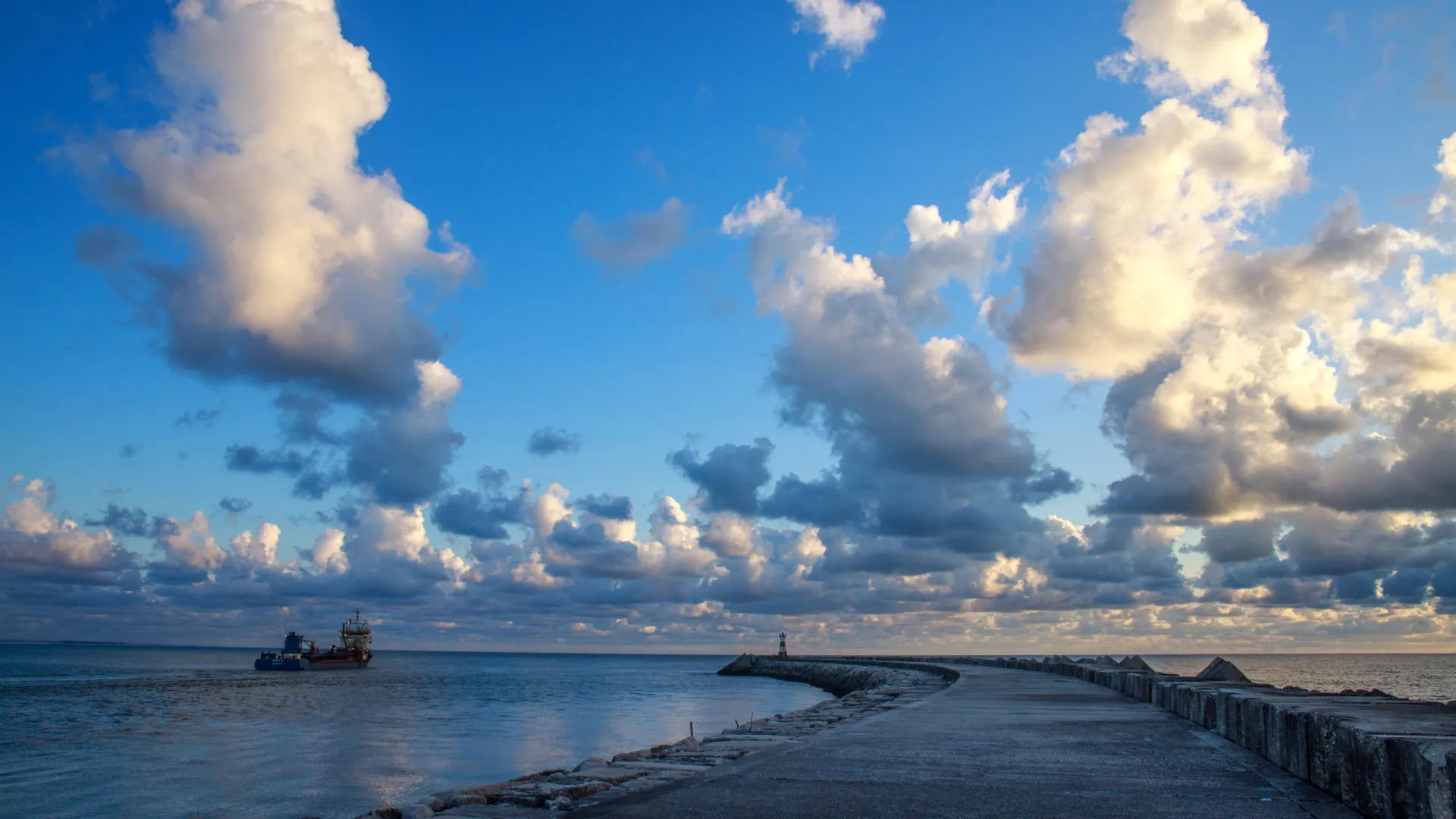 
                    Cargueiro ficou em risco de naufragar na Figueira após bater 